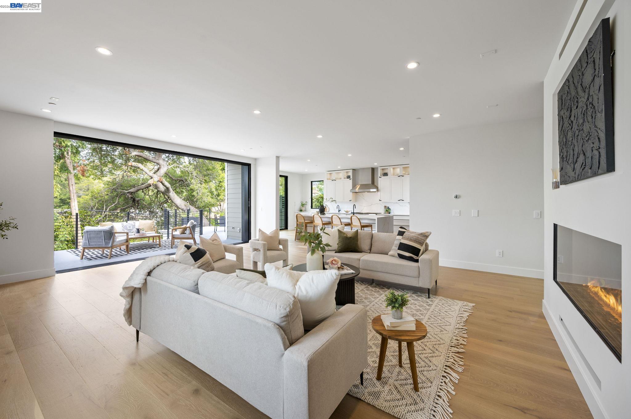 Detail Gallery Image 21 of 60 For 5883 Margarido Dr, Oakland,  CA 94618 - 5 Beds | 5/1 Baths