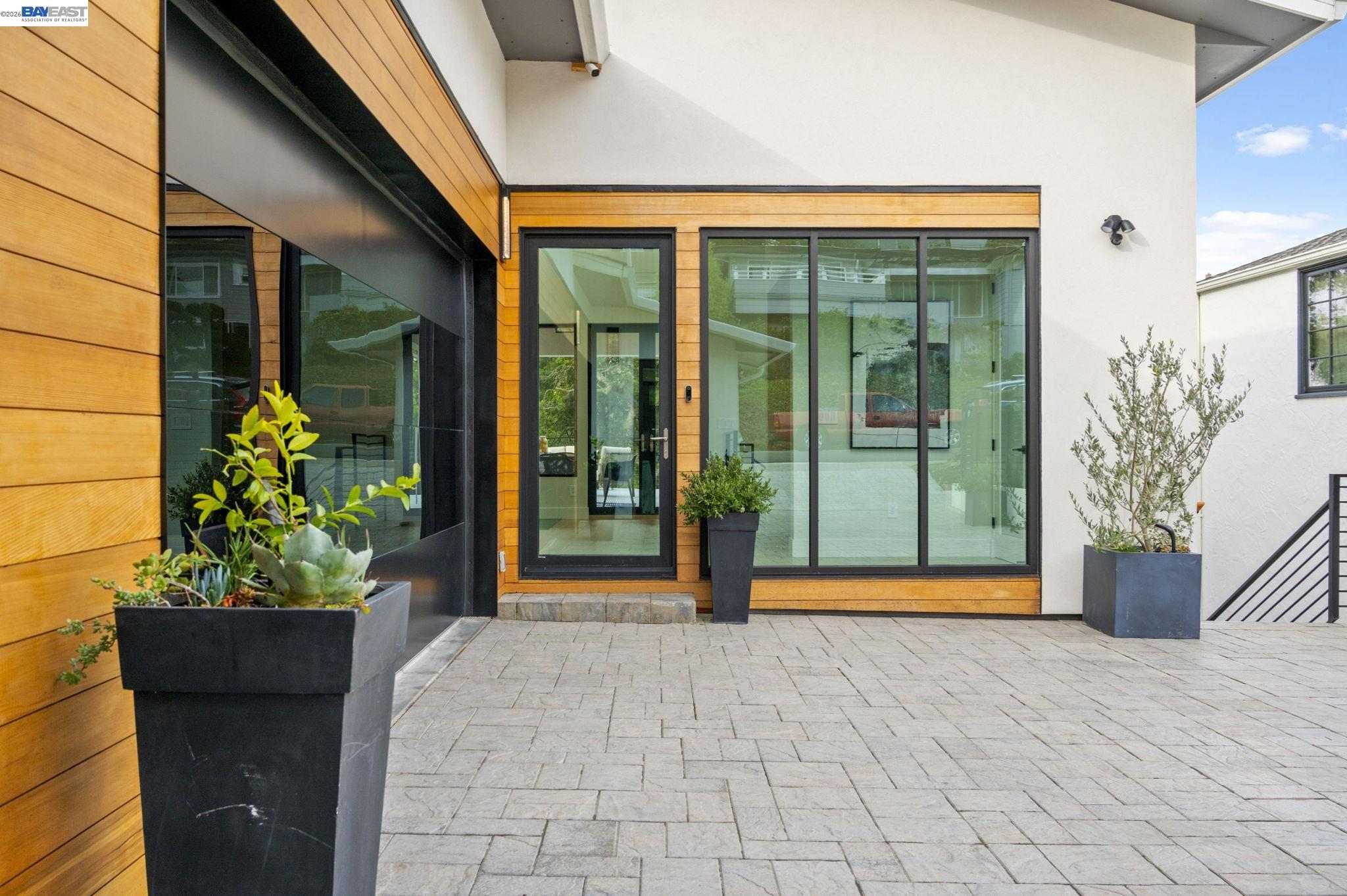 Detail Gallery Image 4 of 60 For 5883 Margarido Dr, Oakland,  CA 94618 - 5 Beds | 5/1 Baths