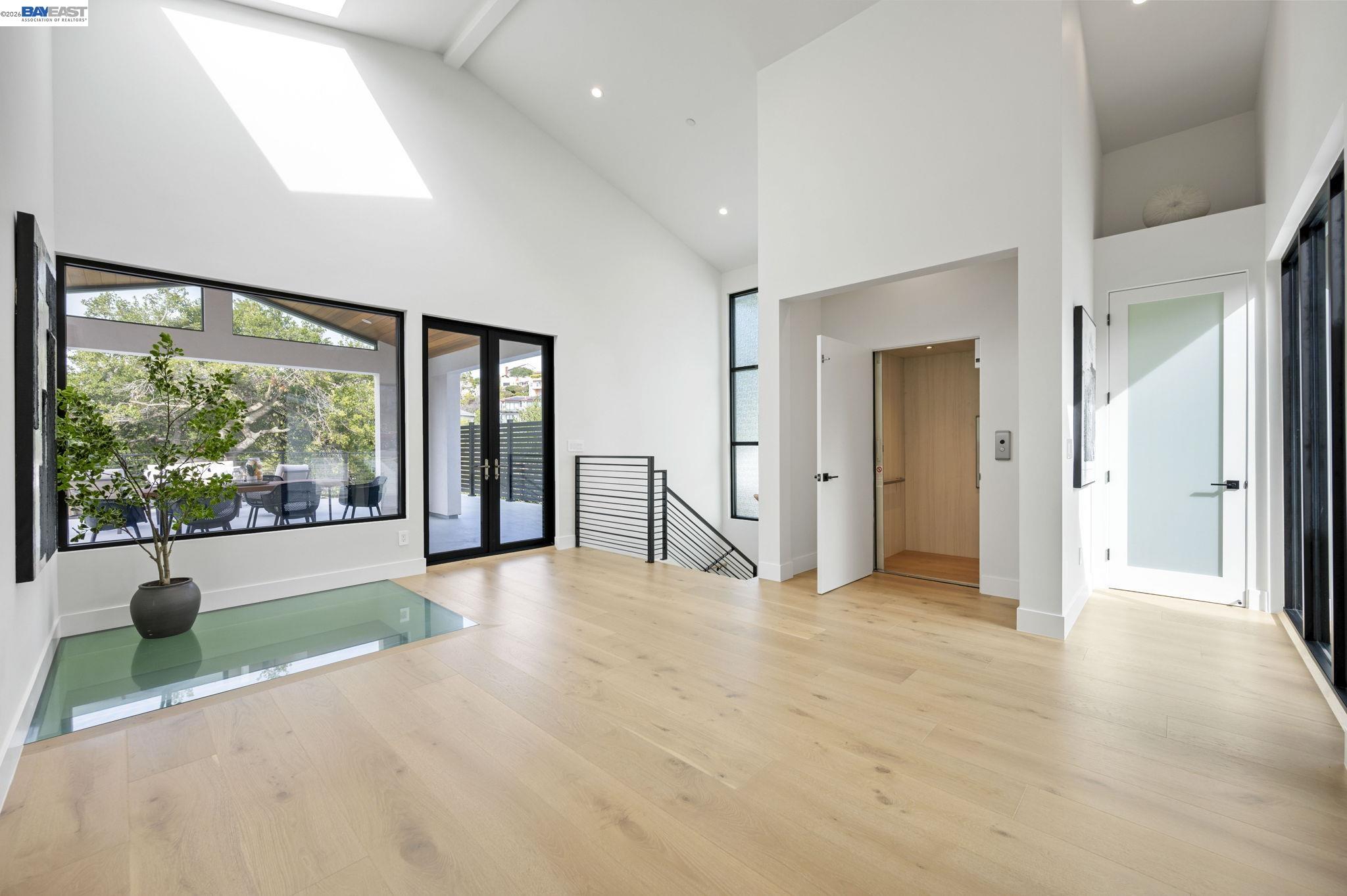 Detail Gallery Image 6 of 60 For 5883 Margarido Dr, Oakland,  CA 94618 - 5 Beds | 5/1 Baths