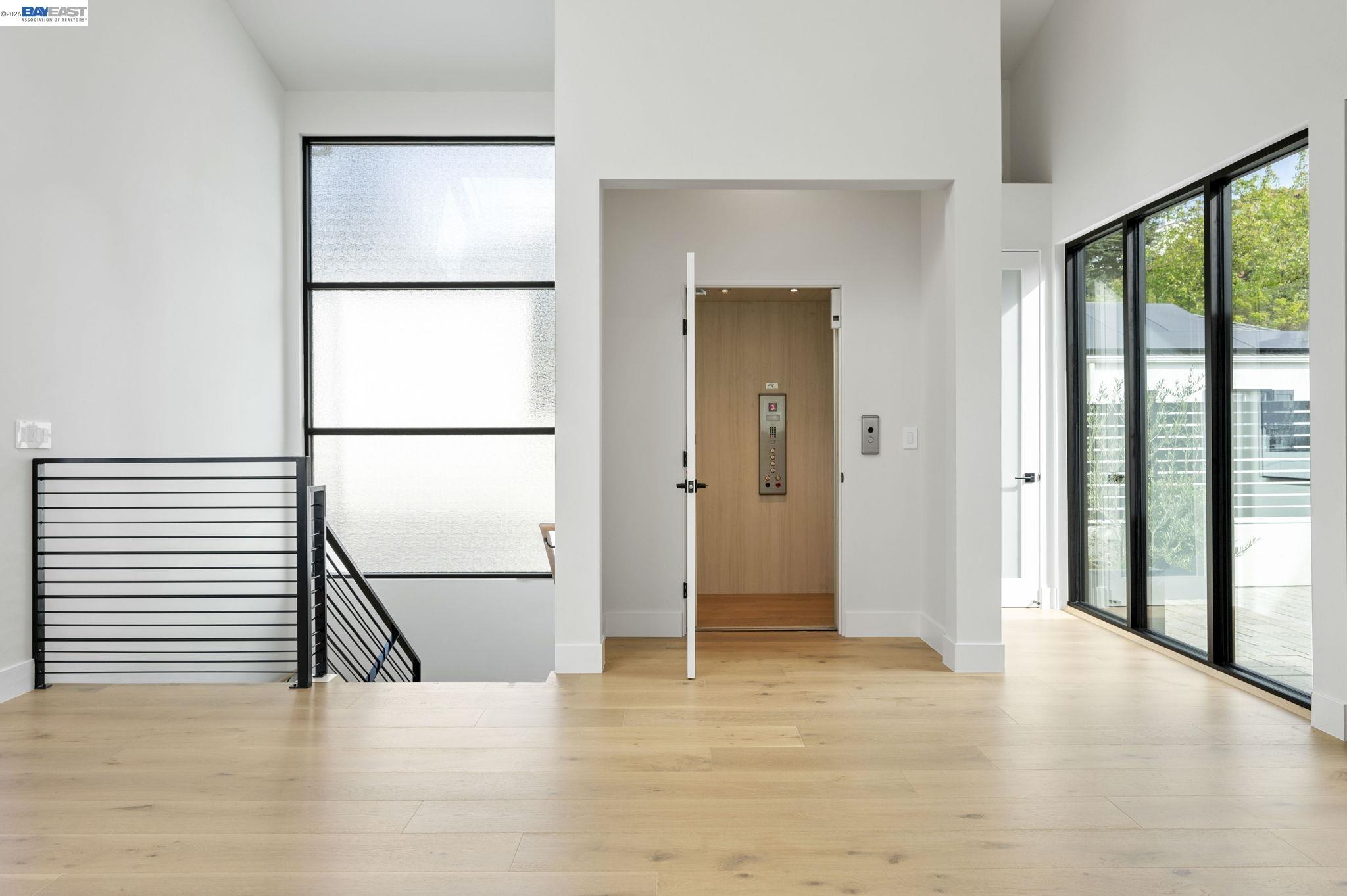 Detail Gallery Image 7 of 60 For 5883 Margarido Dr, Oakland,  CA 94618 - 5 Beds | 5/1 Baths