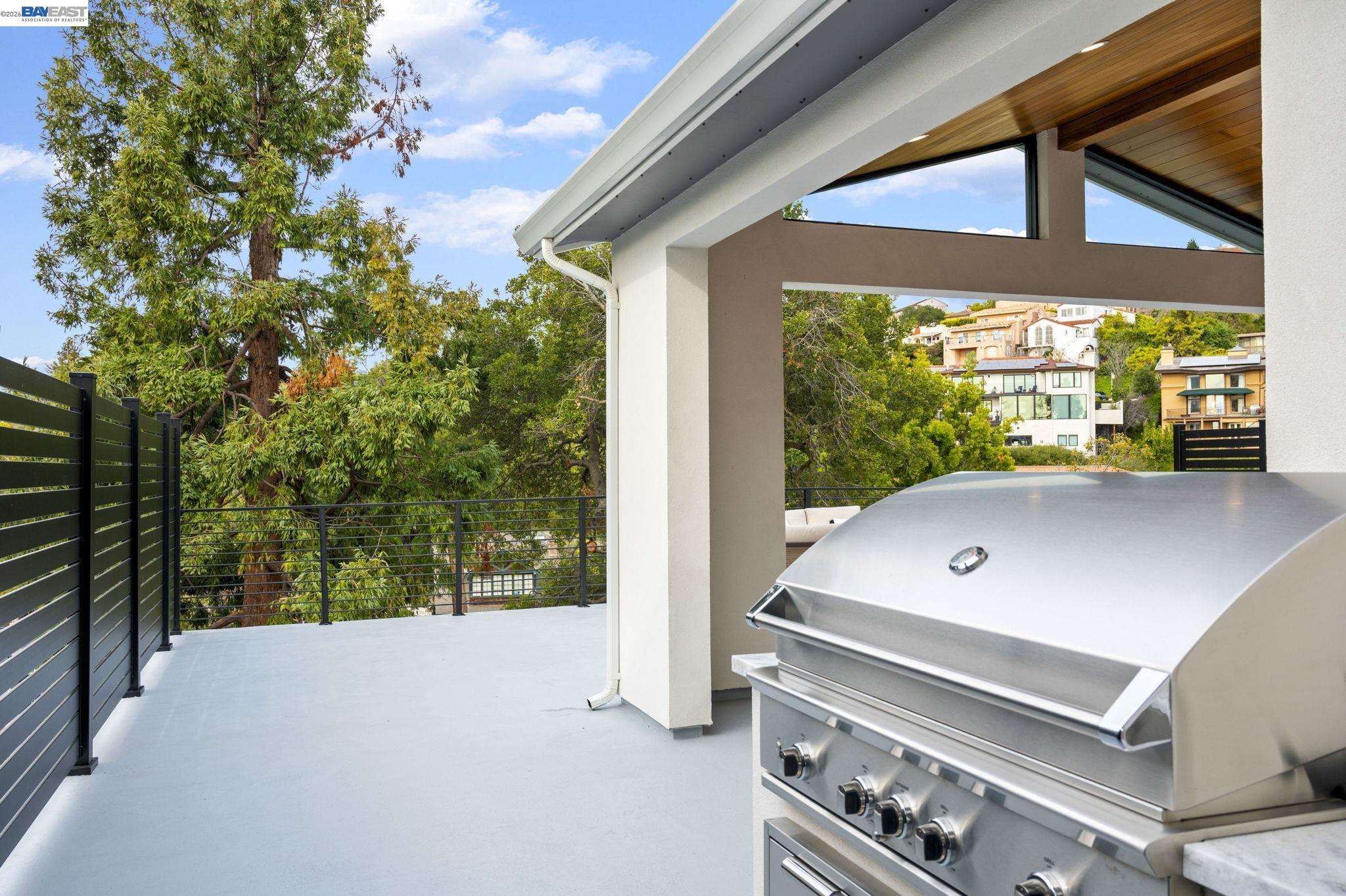 Detail Gallery Image 10 of 60 For 5883 Margarido Dr, Oakland,  CA 94618 - 5 Beds | 5/1 Baths