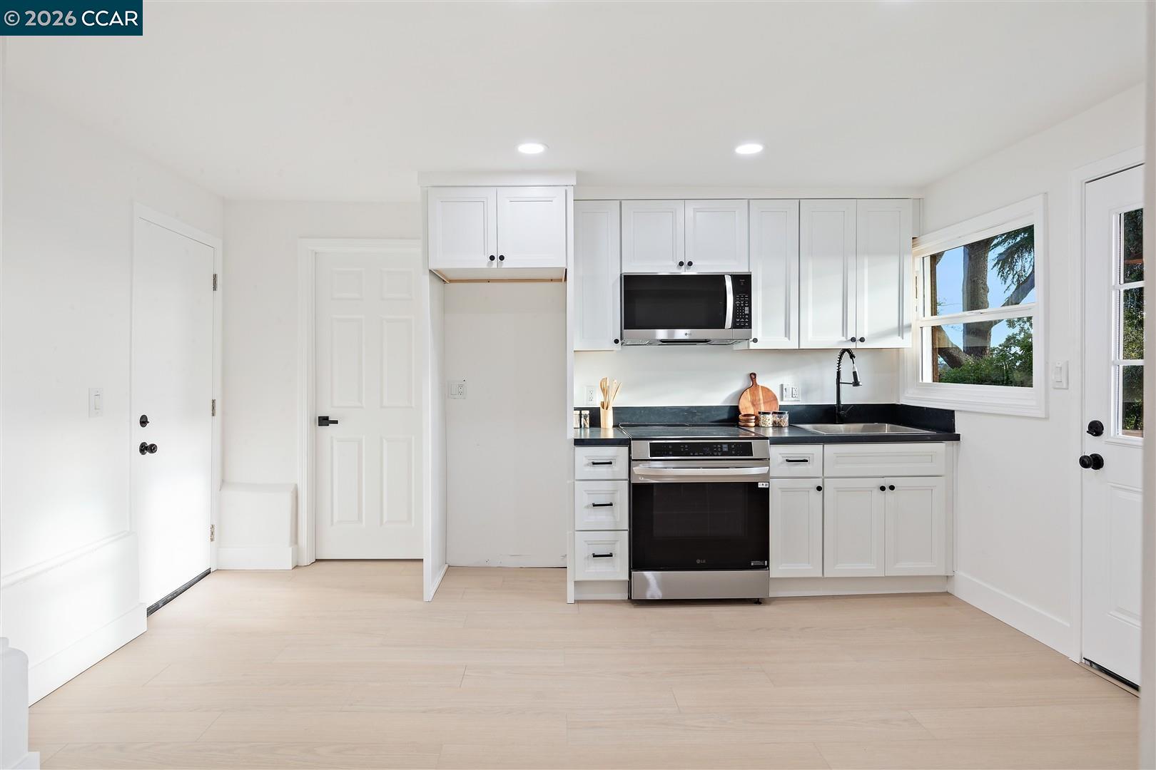 Detail Gallery Image 32 of 60 For 6055 Majestic Ave, Oakland,  CA 94605 - 5 Beds | 3 Baths