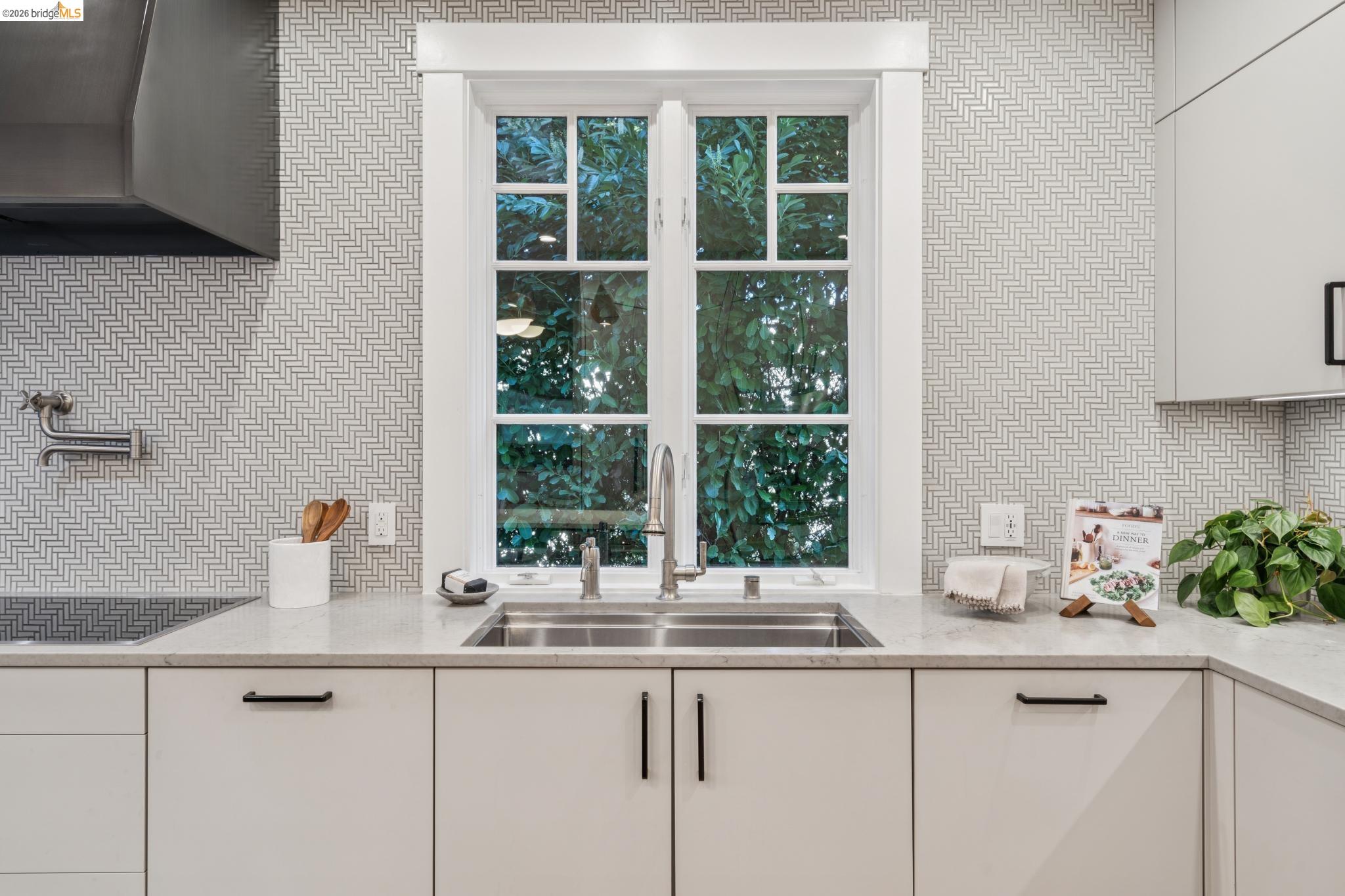 Detail Gallery Image 21 of 60 For 5416 Golden Gate Ave, Oakland,  CA 94618 - 4 Beds | 3/1 Baths