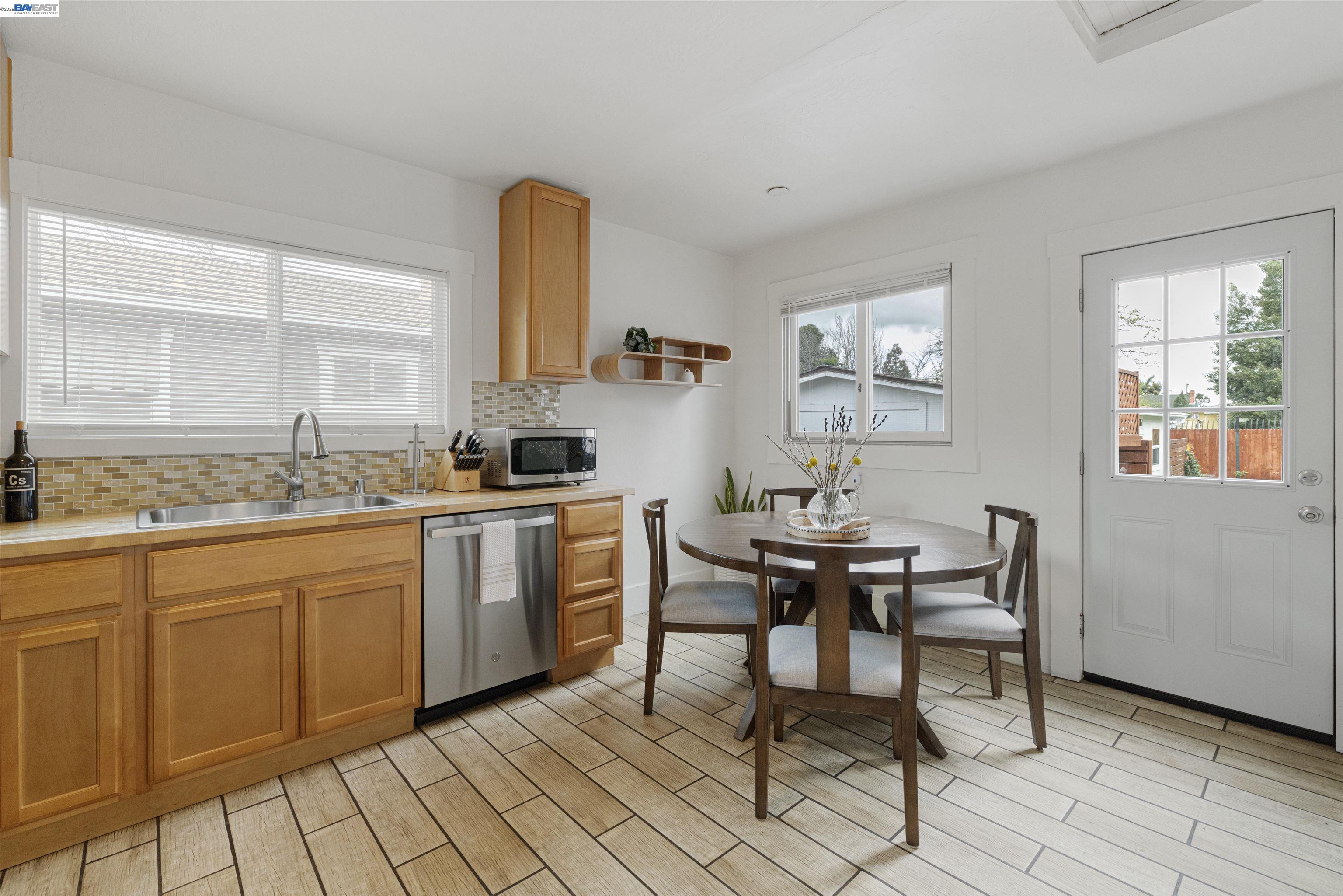 Detail Gallery Image 13 of 29 For 1924 84th Ave, Oakland,  CA 94621 - 2 Beds | 1 Baths