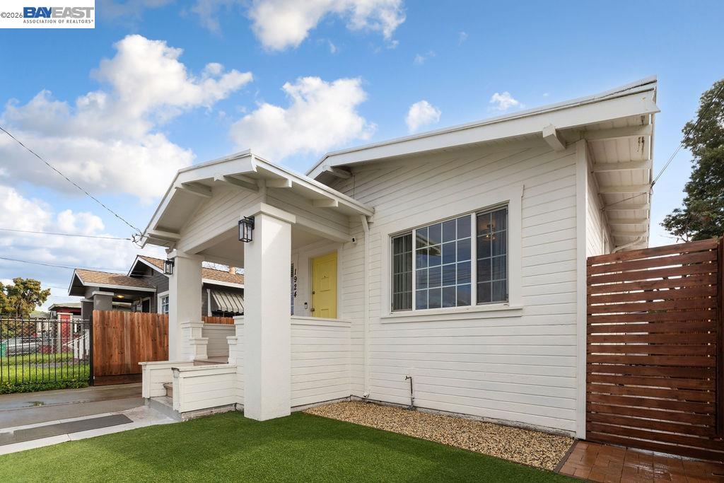 Detail Gallery Image 4 of 29 For 1924 84th Ave, Oakland,  CA 94621 - 2 Beds | 1 Baths