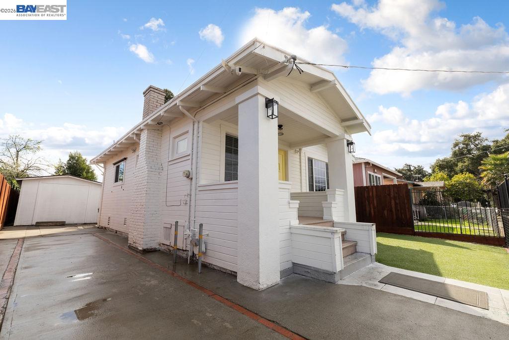 Detail Gallery Image 5 of 29 For 1924 84th Ave, Oakland,  CA 94621 - 2 Beds | 1 Baths