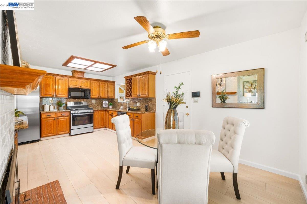 Detail Gallery Image 11 of 39 For 2274 Sleepy Hollow Ave, Hayward,  CA 94545 - 3 Beds | 2 Baths