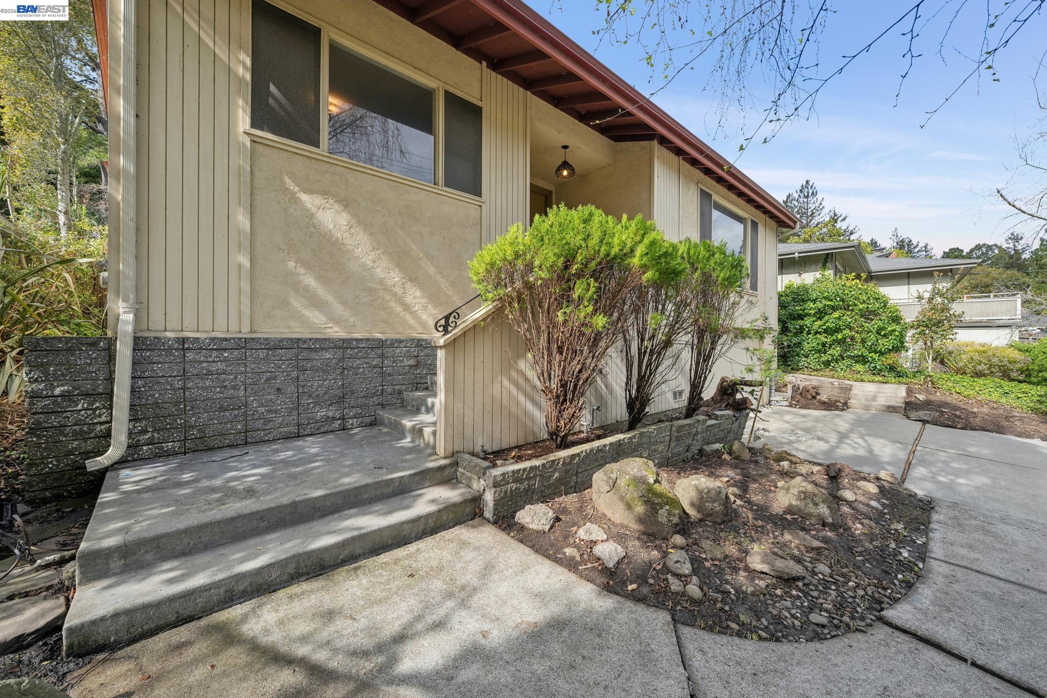 Detail Gallery Image 3 of 60 For 2033 Trafalgar Pl, Oakland,  CA 94611 - 2 Beds | 2 Baths
