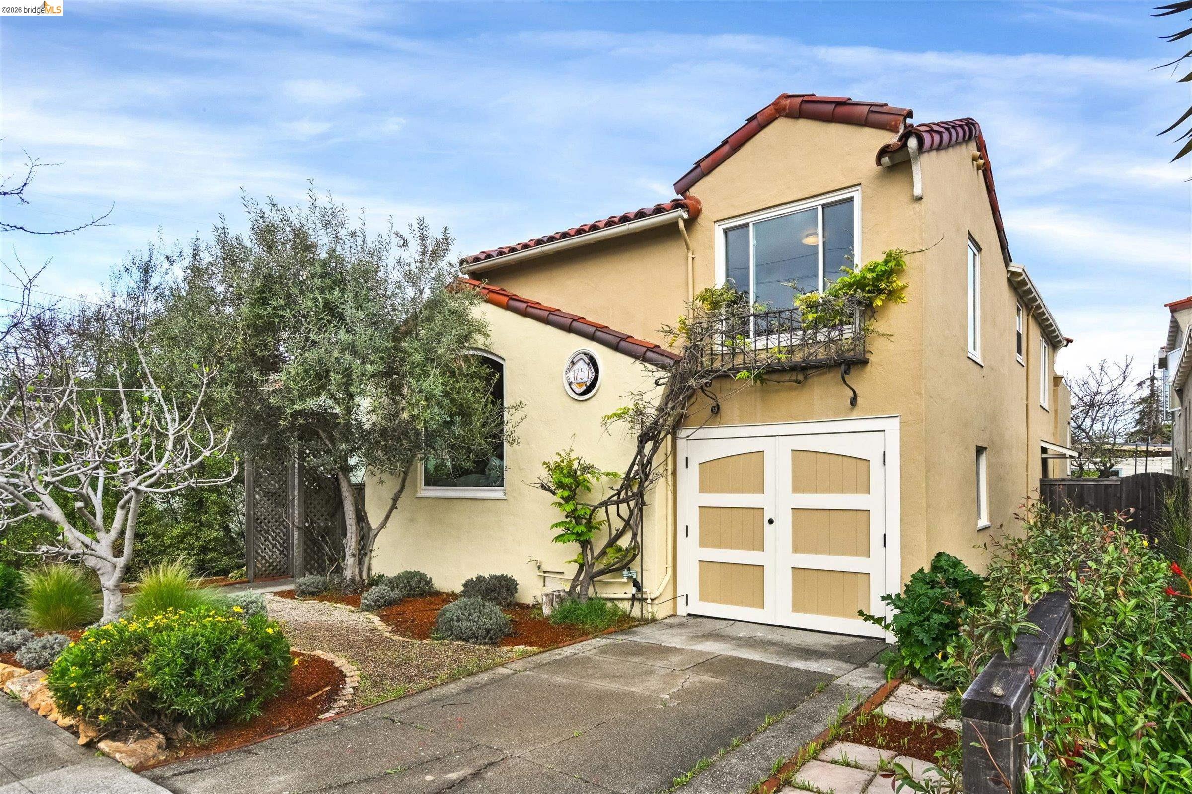 Detail Gallery Image 2 of 28 For 1259 Portland Ave, Albany,  CA 94706 - 3 Beds | 2 Baths