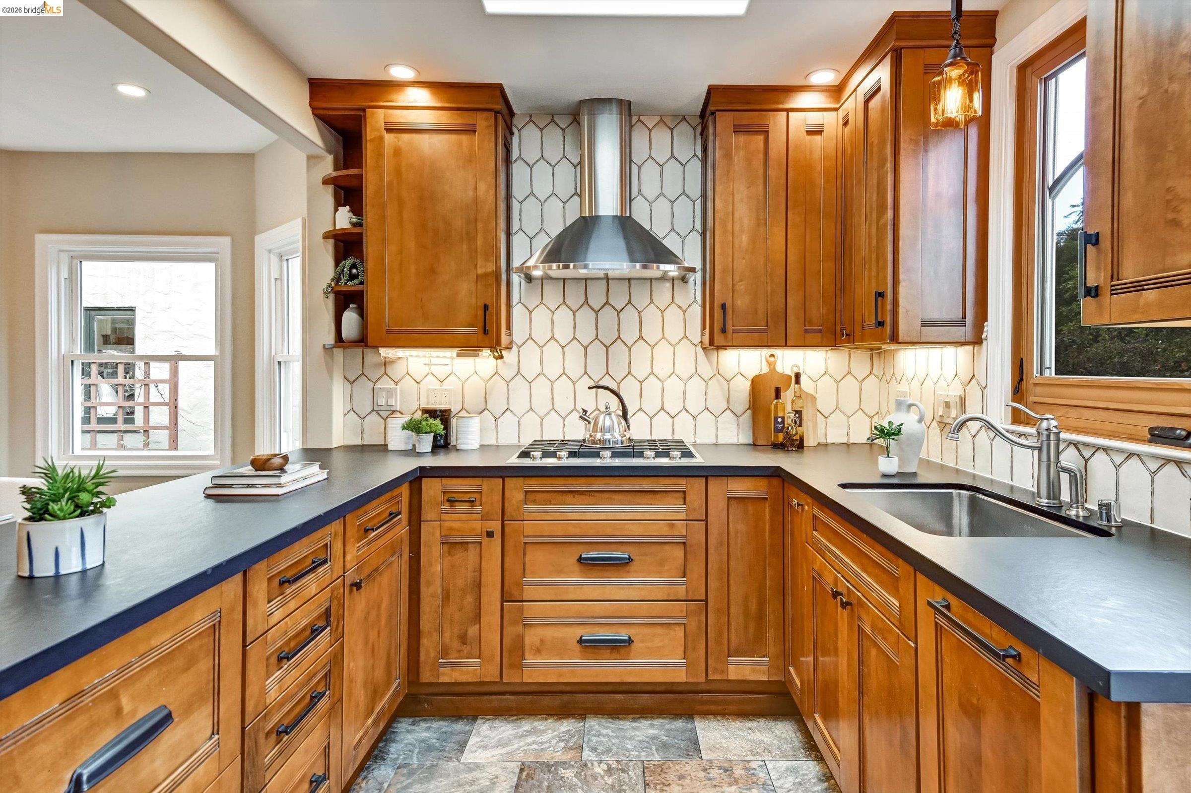 Detail Gallery Image 12 of 28 For 1259 Portland Ave, Albany,  CA 94706 - 3 Beds | 2 Baths