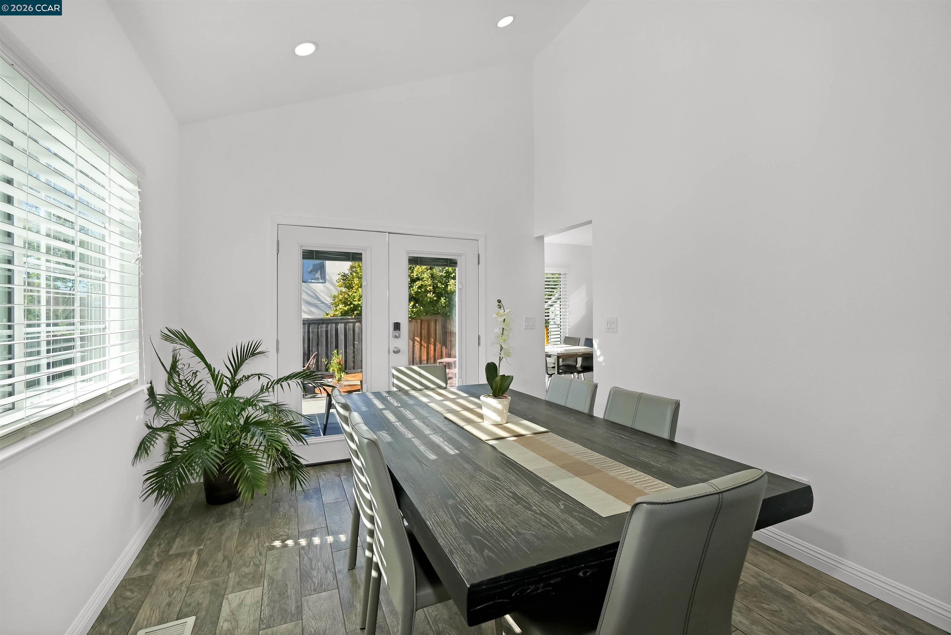 Detail Gallery Image 11 of 59 For 162 Woodfield, Hercules,  CA 94547 - 5 Beds | 3 Baths