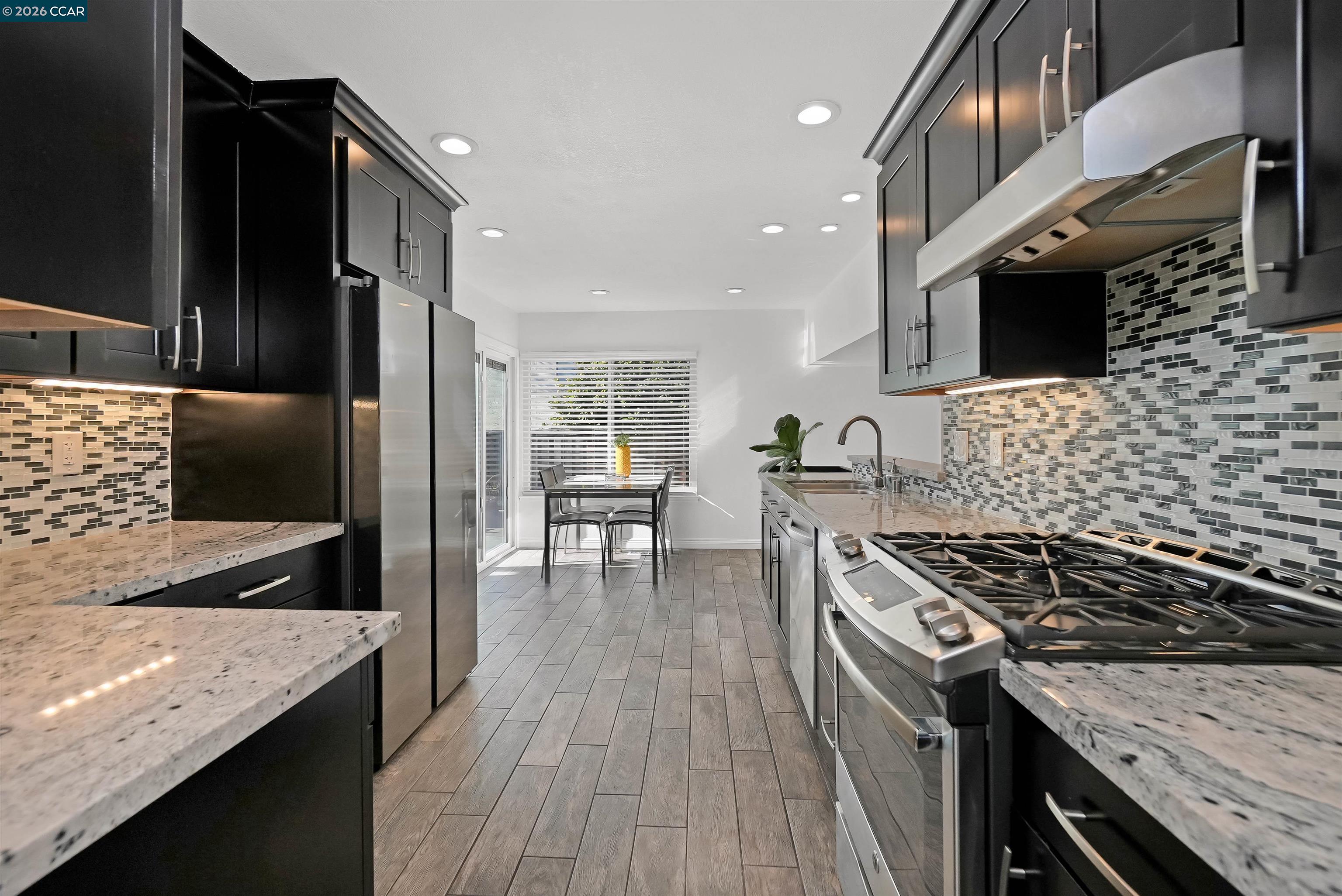 Detail Gallery Image 14 of 59 For 162 Woodfield, Hercules,  CA 94547 - 5 Beds | 3 Baths