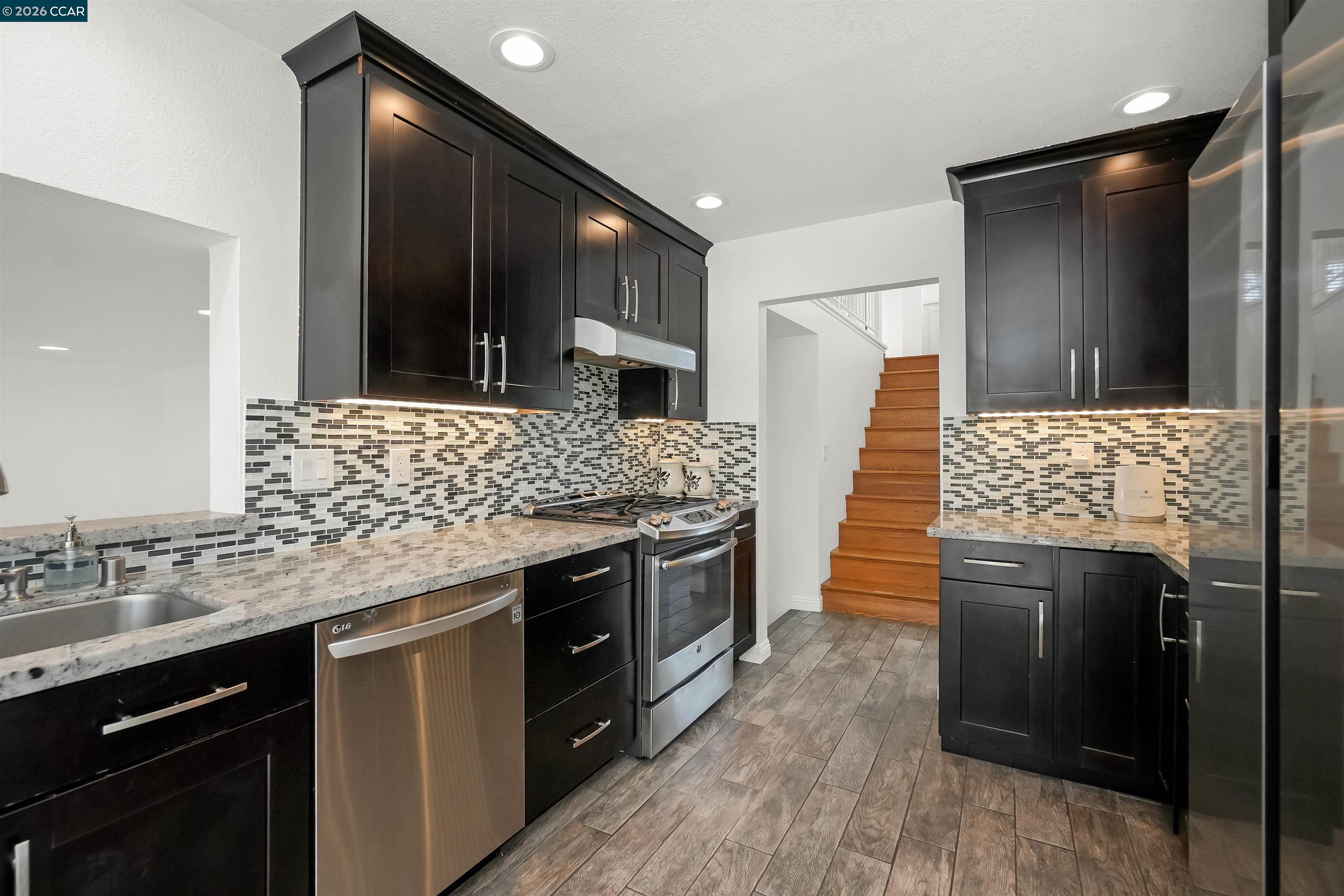 Detail Gallery Image 15 of 59 For 162 Woodfield, Hercules,  CA 94547 - 5 Beds | 3 Baths