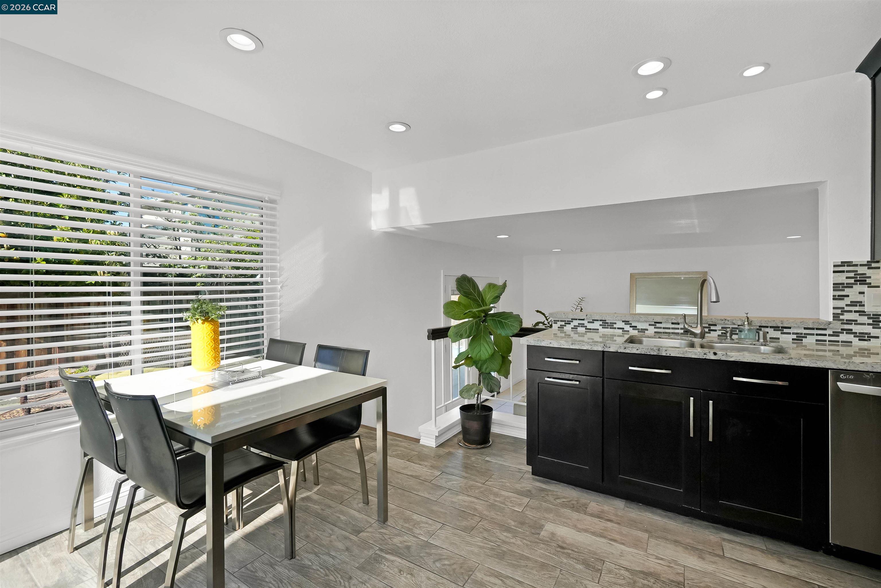 Detail Gallery Image 18 of 59 For 162 Woodfield, Hercules,  CA 94547 - 5 Beds | 3 Baths