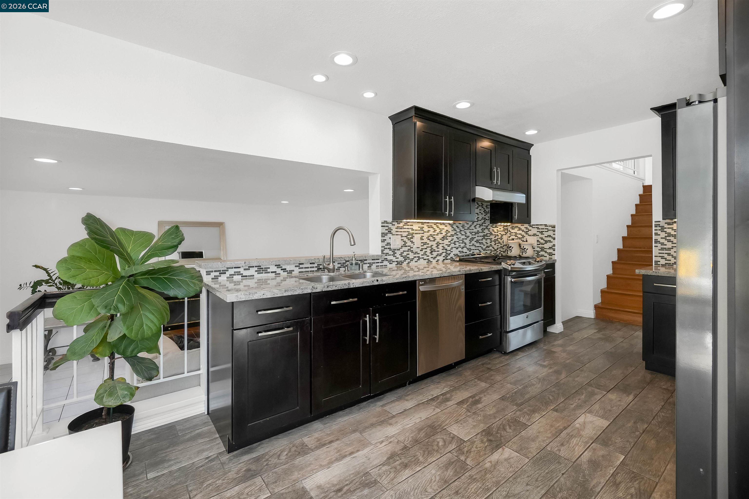 Detail Gallery Image 20 of 59 For 162 Woodfield, Hercules,  CA 94547 - 5 Beds | 3 Baths