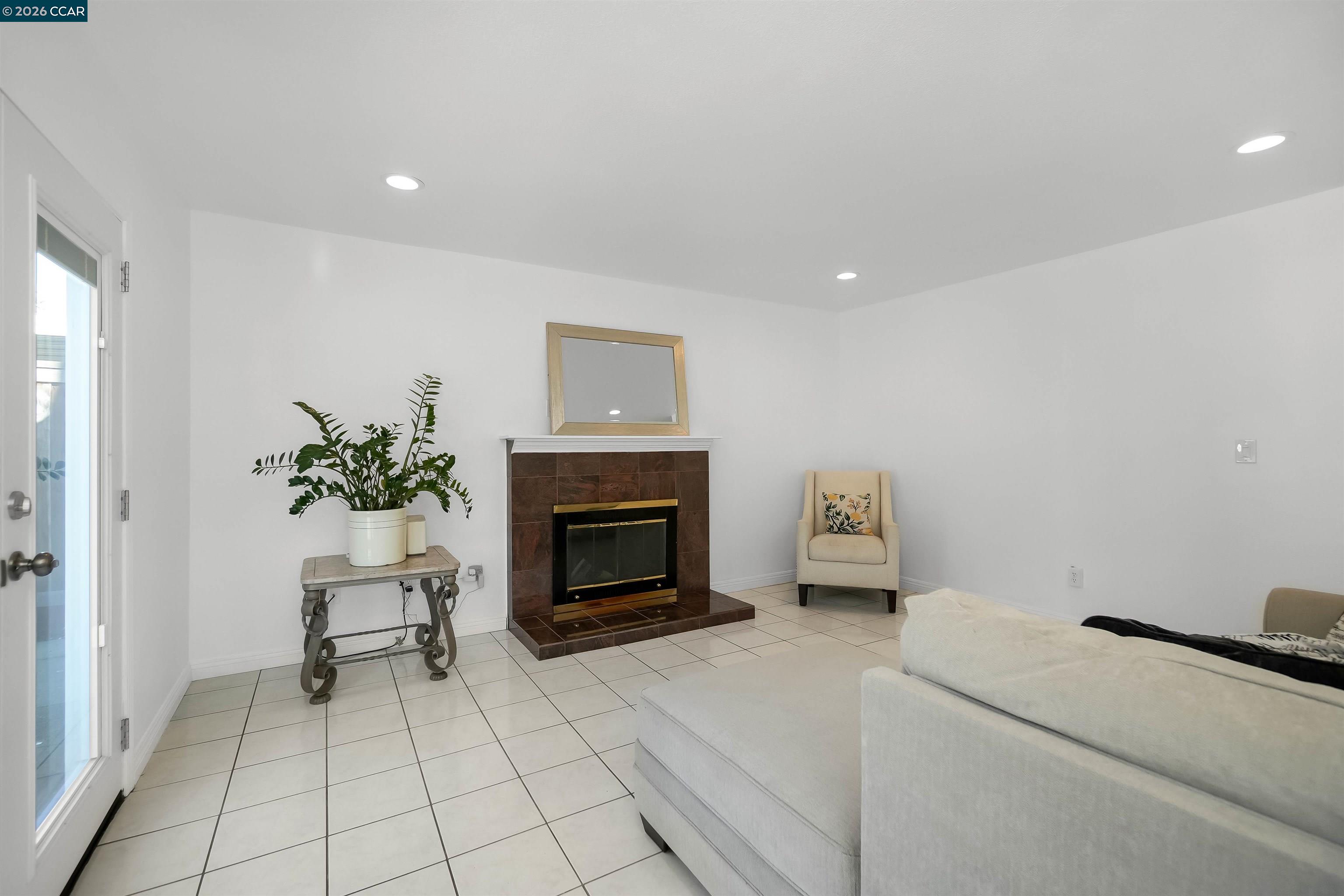 Detail Gallery Image 22 of 59 For 162 Woodfield, Hercules,  CA 94547 - 5 Beds | 3 Baths