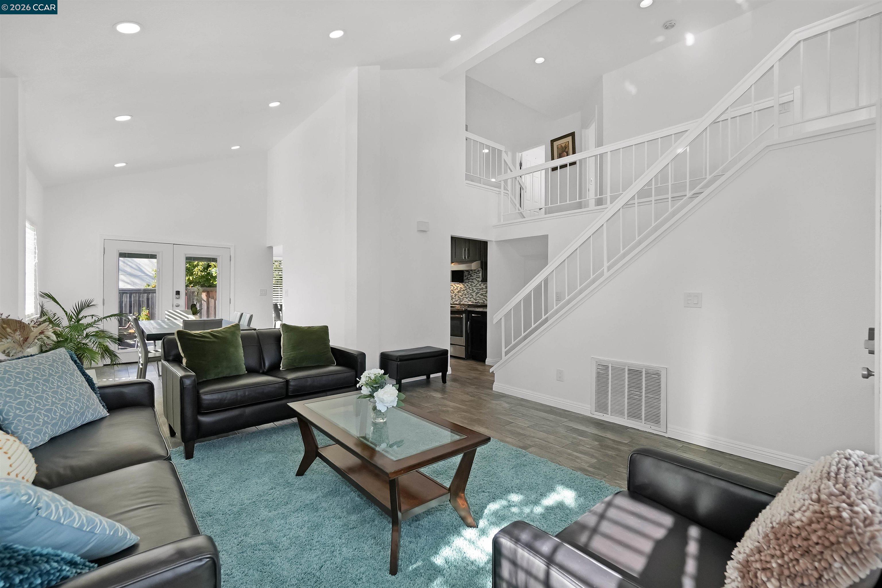 Detail Gallery Image 10 of 59 For 162 Woodfield, Hercules,  CA 94547 - 5 Beds | 3 Baths