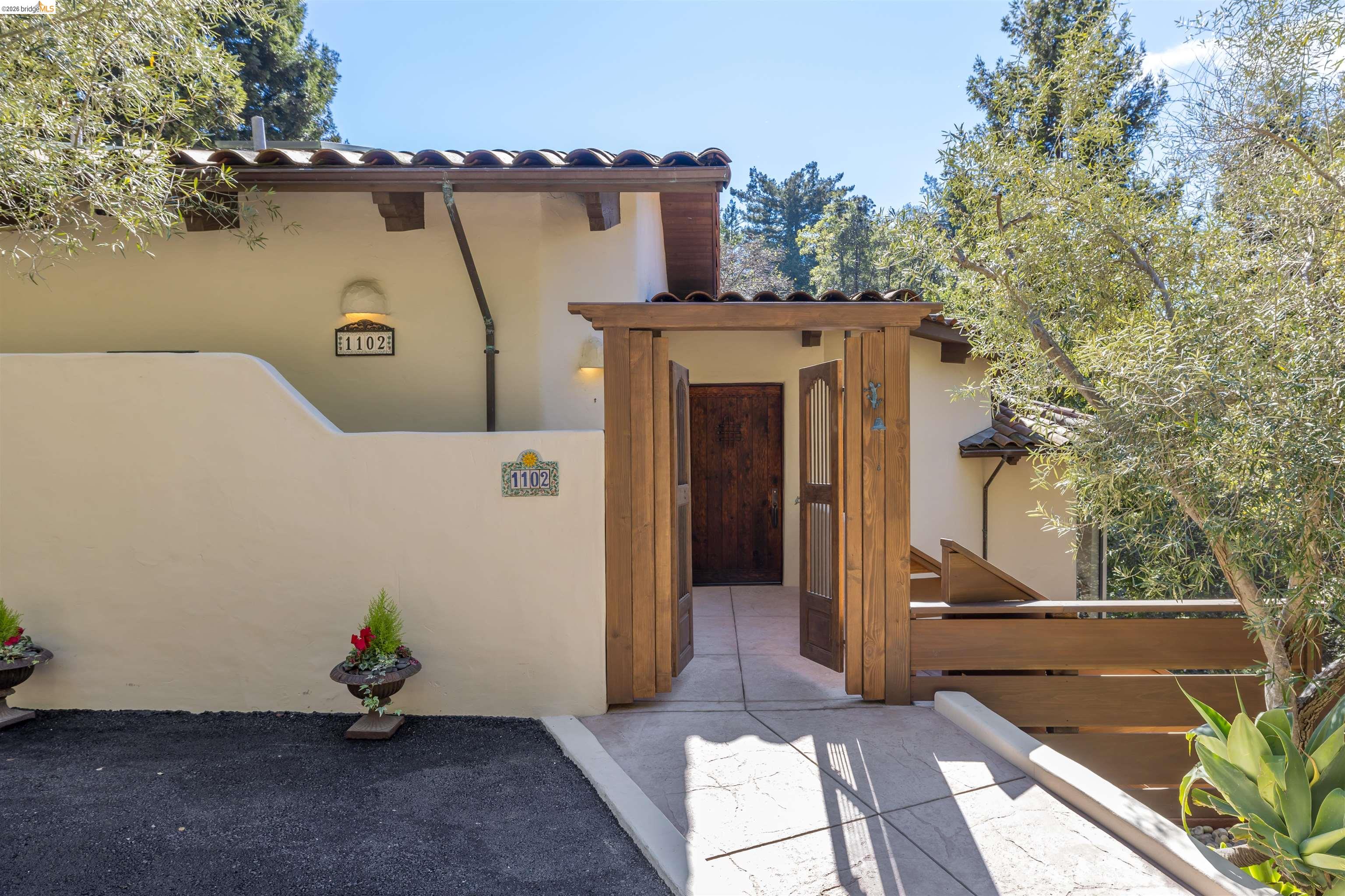 Detail Gallery Image 2 of 50 For 1102 Grand View Drive, Berkeley,  CA 94705-1628 - 3 Beds | 3/1 Baths