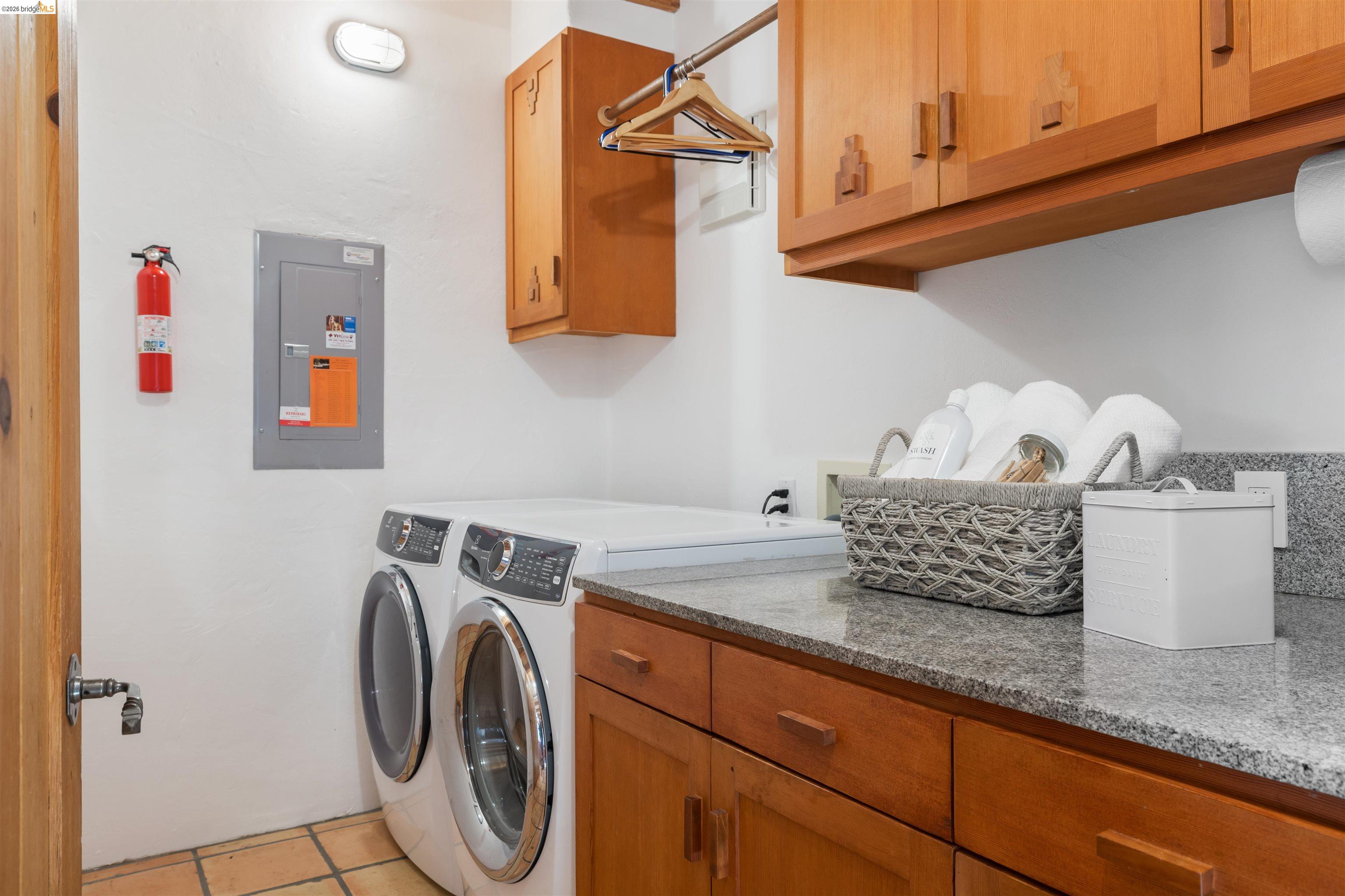 Detail Gallery Image 24 of 50 For 1102 Grand View Drive, Berkeley,  CA 94705-1628 - 3 Beds | 3/1 Baths