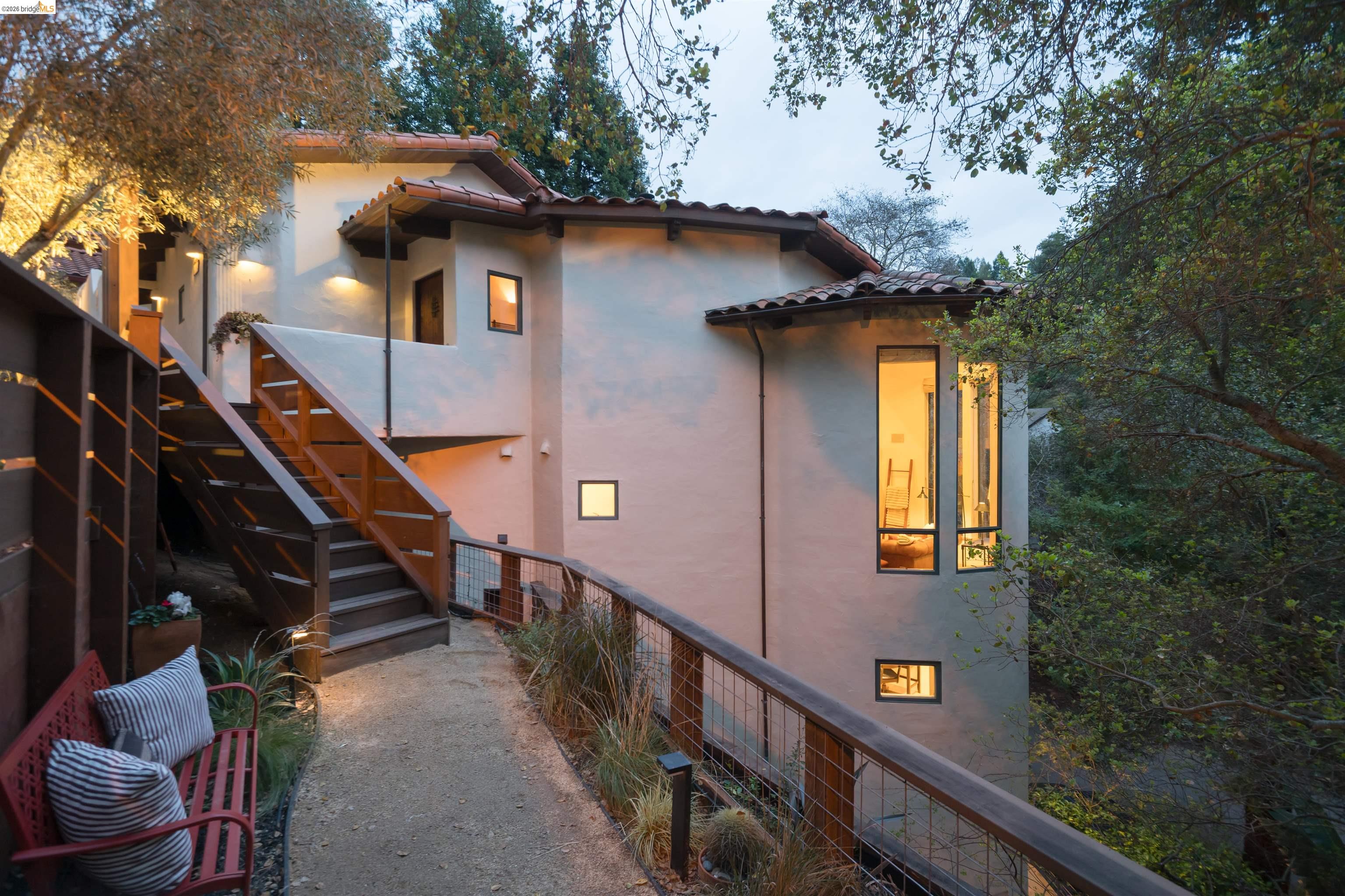 Detail Gallery Image 45 of 50 For 1102 Grand View Drive, Berkeley,  CA 94705-1628 - 3 Beds | 3/1 Baths