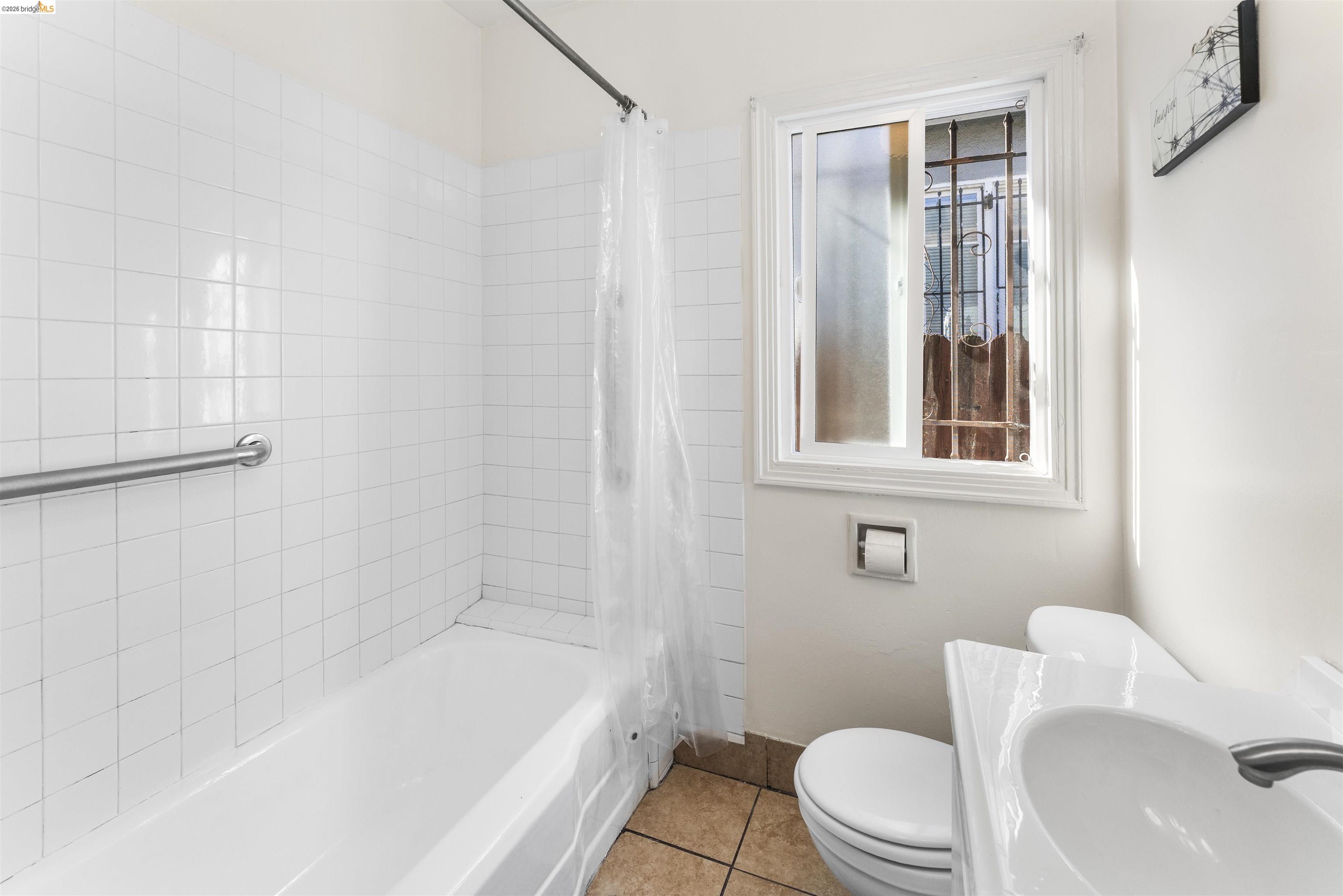 Detail Gallery Image 9 of 14 For 6504 Bancroft Ave, Oakland,  CA 94605 - – Beds | – Baths