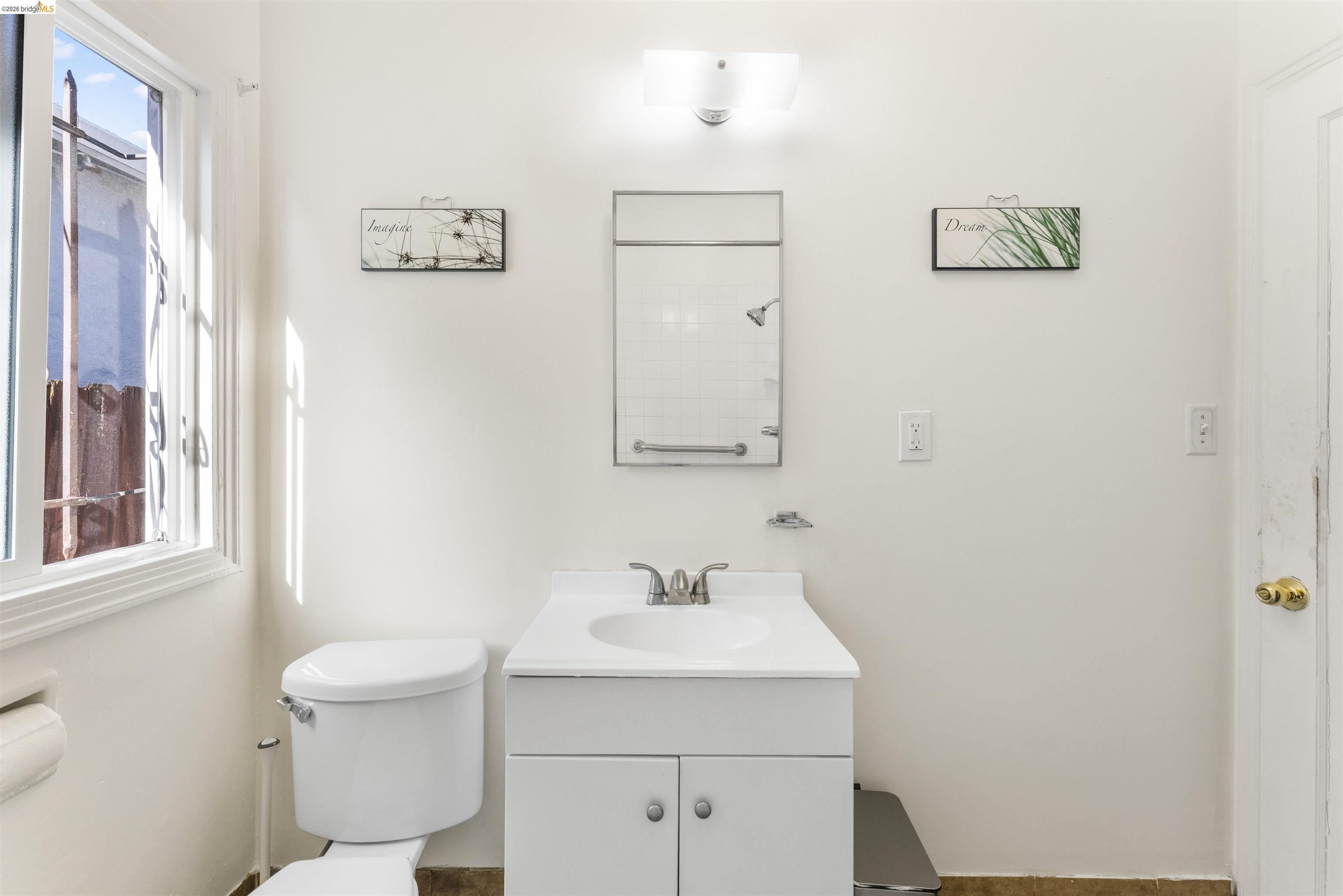 Detail Gallery Image 10 of 14 For 6504 Bancroft Ave, Oakland,  CA 94605 - – Beds | – Baths