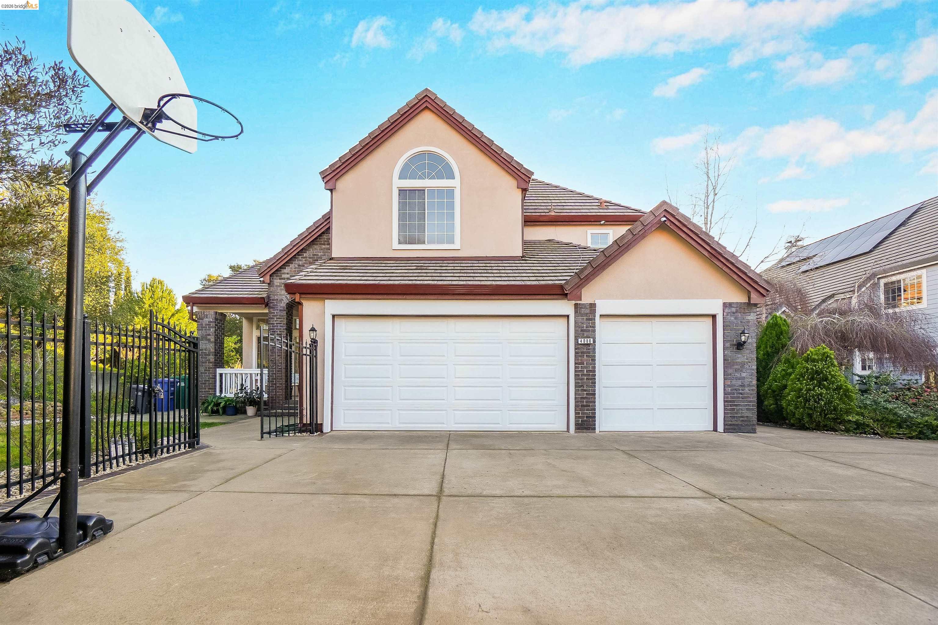 Detail Gallery Image 2 of 52 For 4080 Woodstock Rd., Hayward,  CA 94542-2255 - 4 Beds | 3 Baths