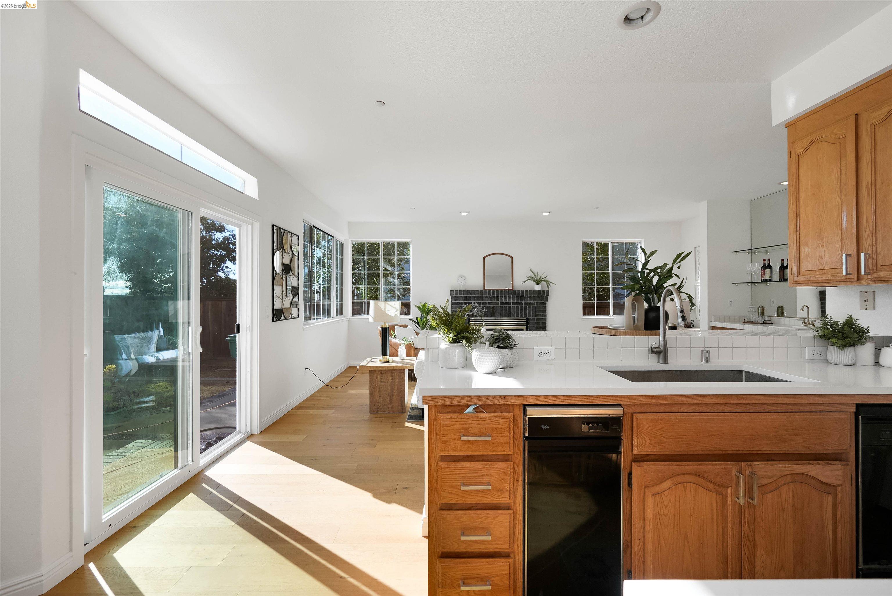 Detail Gallery Image 11 of 52 For 4080 Woodstock Rd., Hayward,  CA 94542-2255 - 4 Beds | 3 Baths