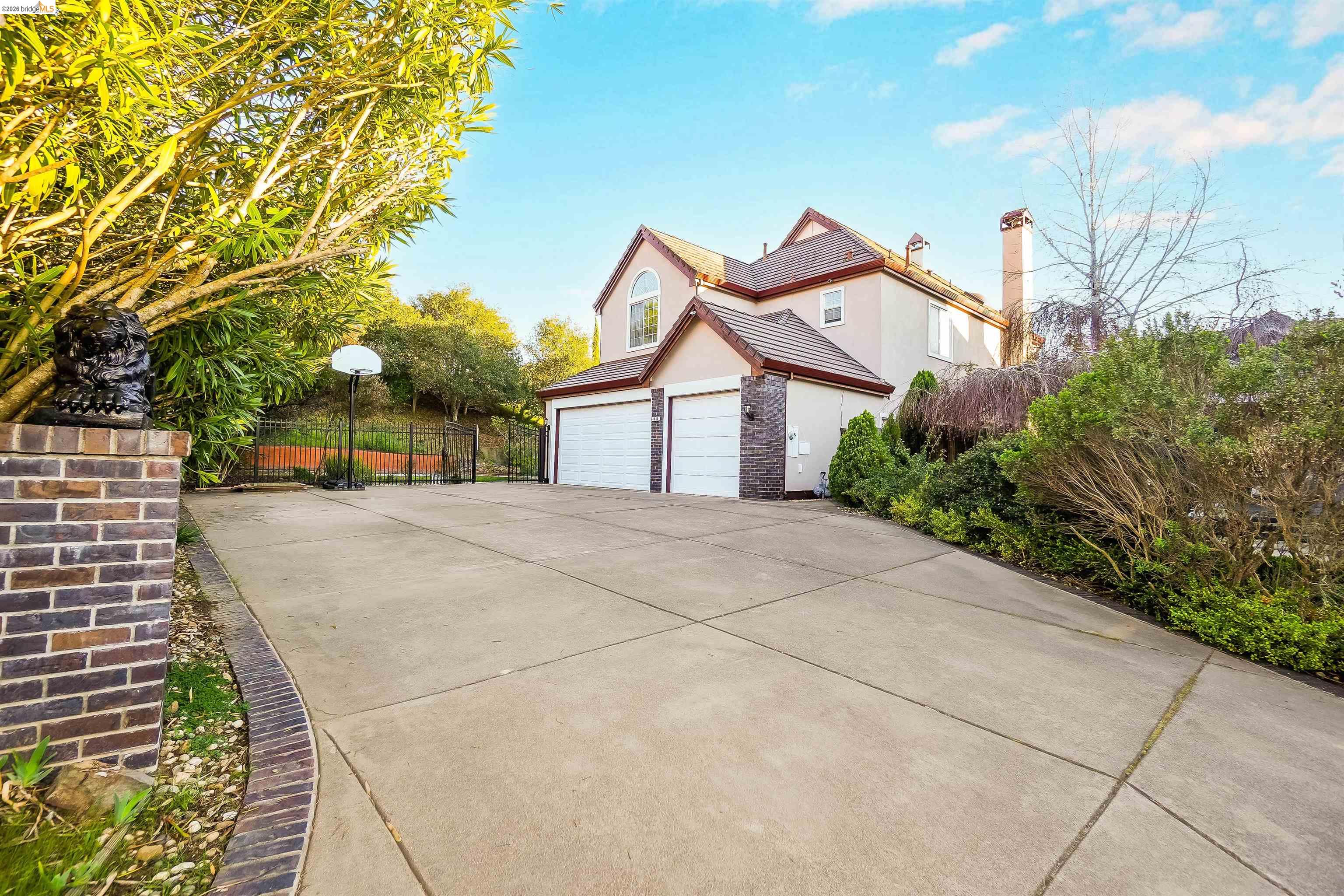 Detail Gallery Image 4 of 52 For 4080 Woodstock Rd., Hayward,  CA 94542-2255 - 4 Beds | 3 Baths