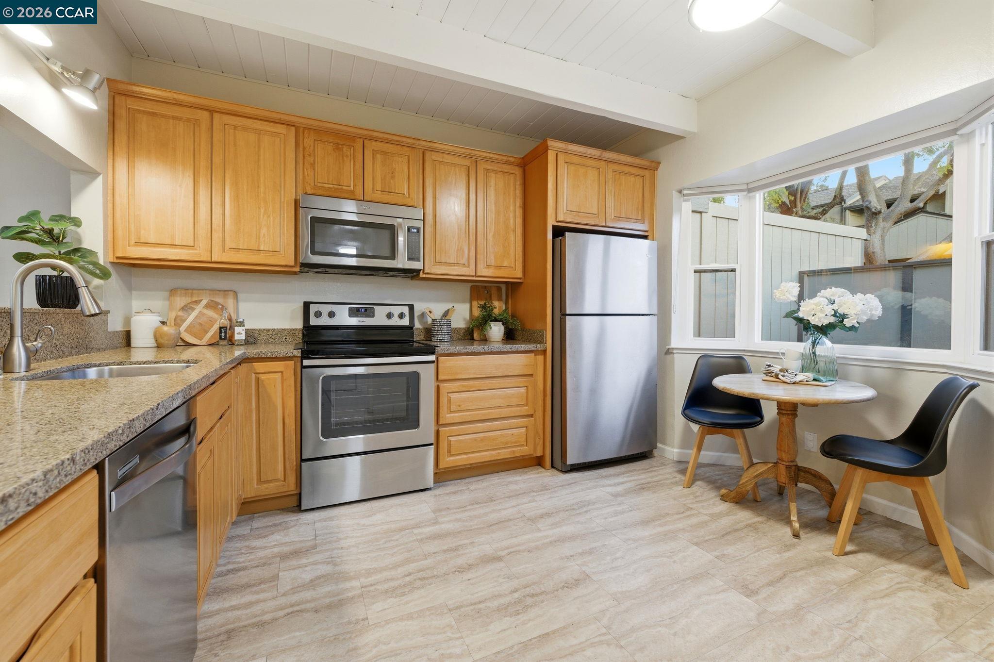 Detail Gallery Image 11 of 26 For 1589 Ashwood Dr., Martinez,  CA 94553 - 3 Beds | 2/1 Baths