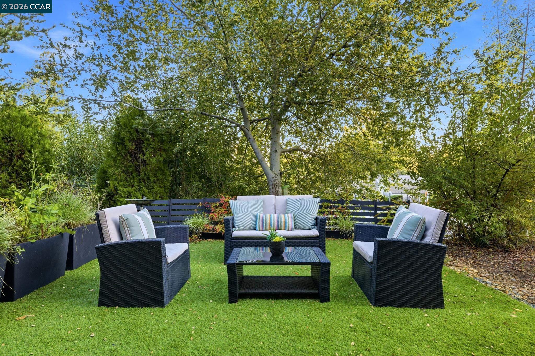 Detail Gallery Image 7 of 26 For 1589 Ashwood Dr., Martinez,  CA 94553 - 3 Beds | 2/1 Baths