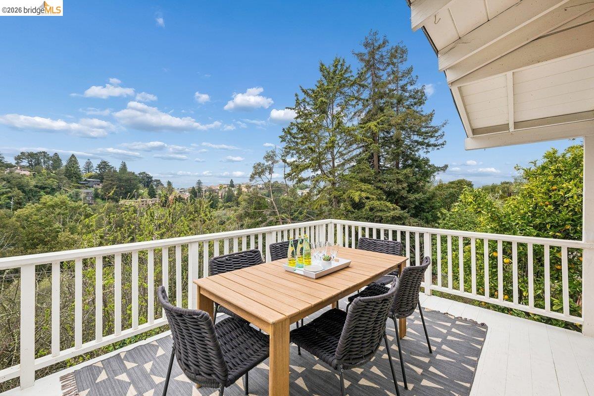 Detail Gallery Image 12 of 34 For 233 Capricorn Ave, Oakland,  CA 94611 - 3 Beds | 3 Baths