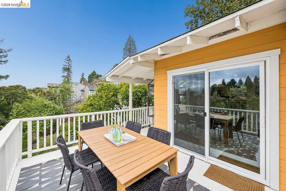 Detail Gallery Image 13 of 34 For 233 Capricorn Ave, Oakland,  CA 94611 - 3 Beds | 3 Baths