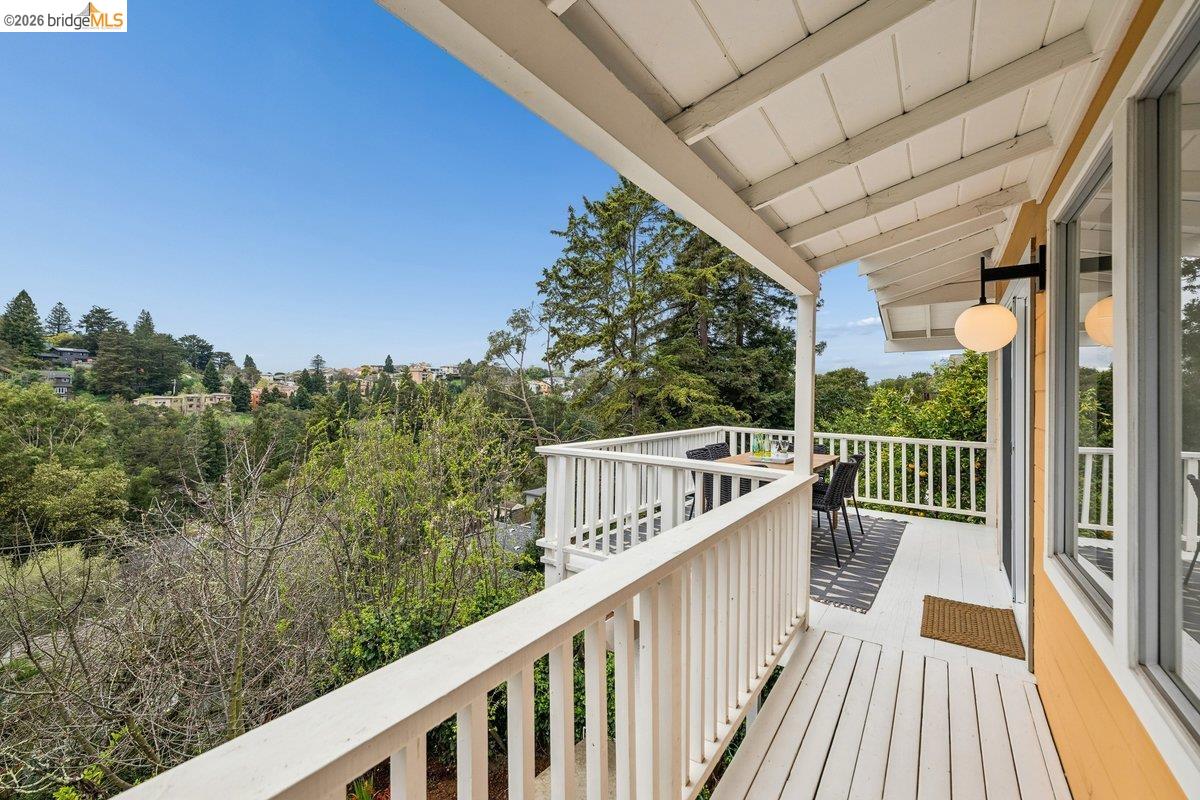 Detail Gallery Image 14 of 34 For 233 Capricorn Ave, Oakland,  CA 94611 - 3 Beds | 3 Baths