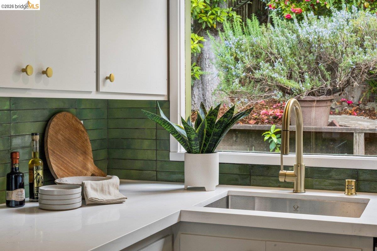 Detail Gallery Image 18 of 34 For 233 Capricorn Ave, Oakland,  CA 94611 - 3 Beds | 3 Baths