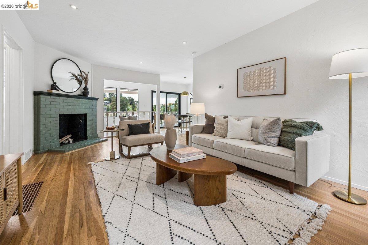 Detail Gallery Image 3 of 34 For 233 Capricorn Ave, Oakland,  CA 94611 - 3 Beds | 3 Baths