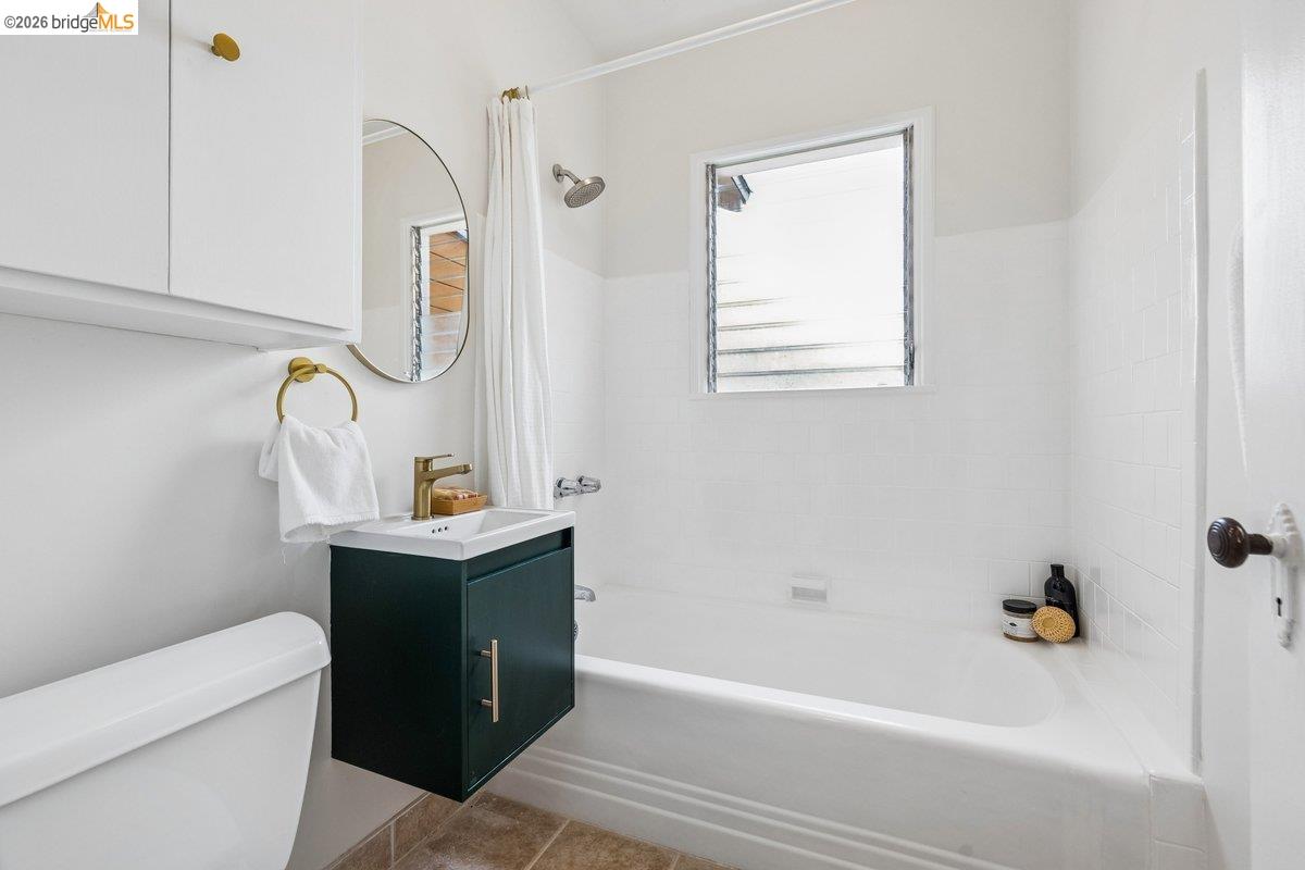 Detail Gallery Image 23 of 34 For 233 Capricorn Ave, Oakland,  CA 94611 - 3 Beds | 3 Baths