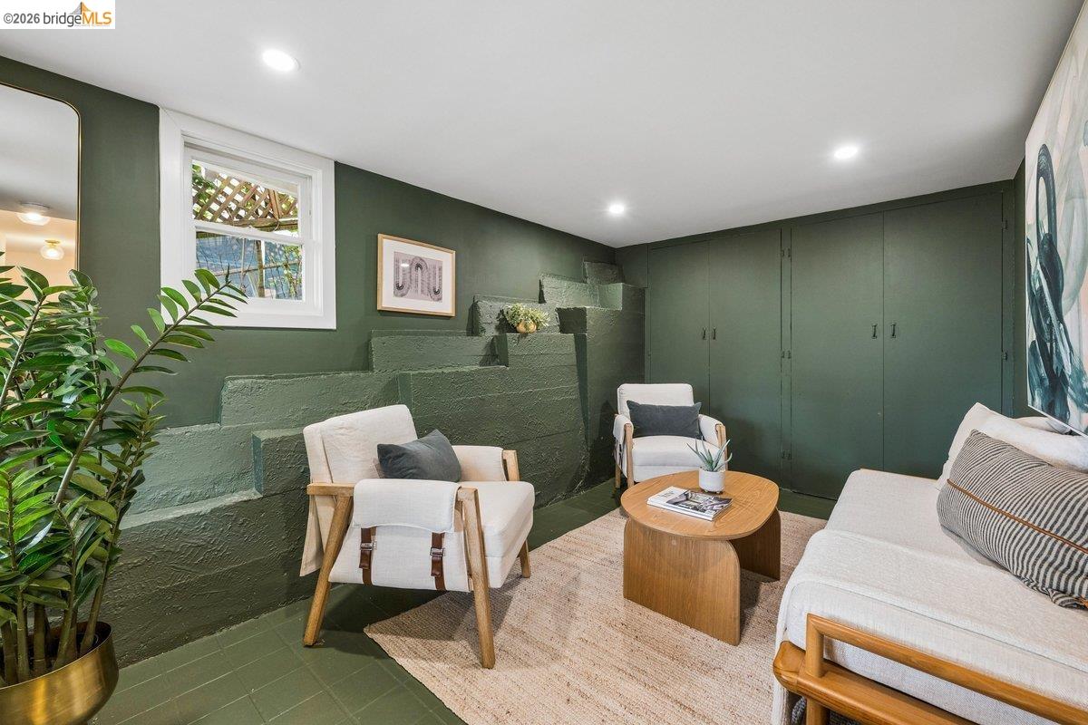 Detail Gallery Image 26 of 34 For 233 Capricorn Ave, Oakland,  CA 94611 - 3 Beds | 3 Baths