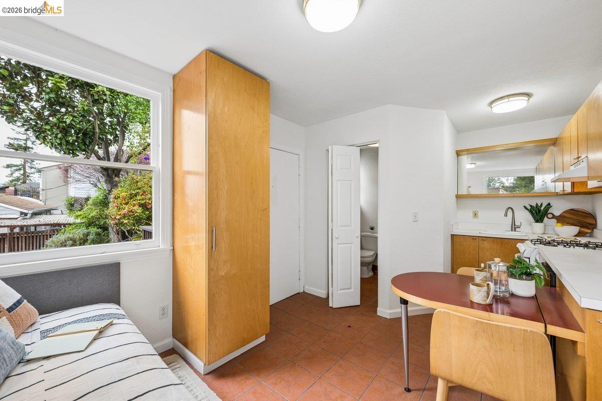 Detail Gallery Image 30 of 34 For 233 Capricorn Ave, Oakland,  CA 94611 - 3 Beds | 3 Baths