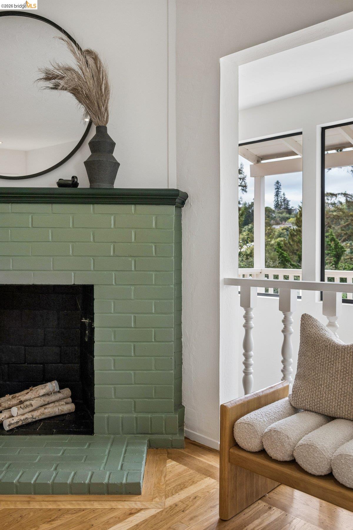 Detail Gallery Image 4 of 34 For 233 Capricorn Ave, Oakland,  CA 94611 - 3 Beds | 3 Baths