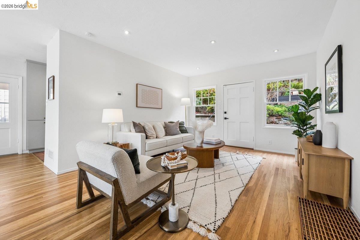 Detail Gallery Image 6 of 34 For 233 Capricorn Ave, Oakland,  CA 94611 - 3 Beds | 3 Baths