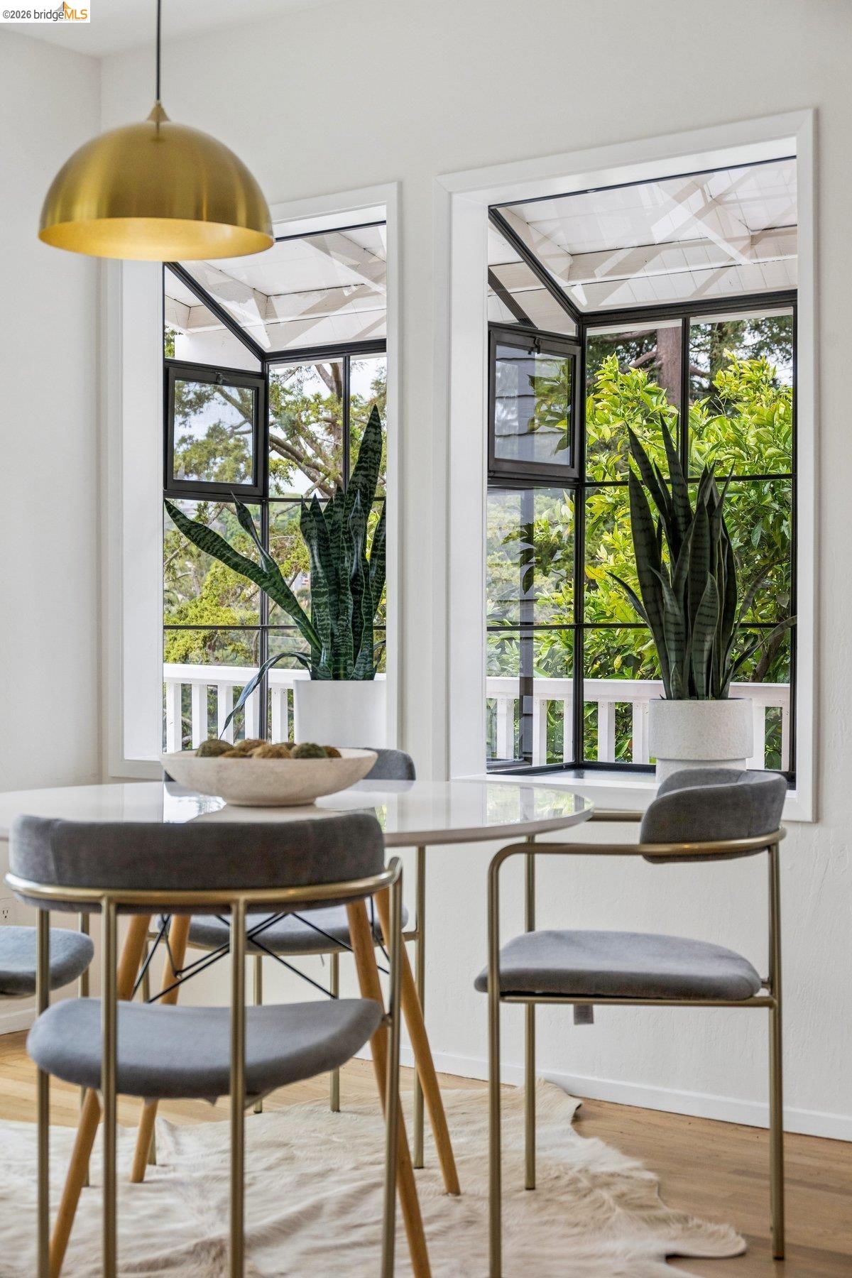 Detail Gallery Image 10 of 34 For 233 Capricorn Ave, Oakland,  CA 94611 - 3 Beds | 3 Baths