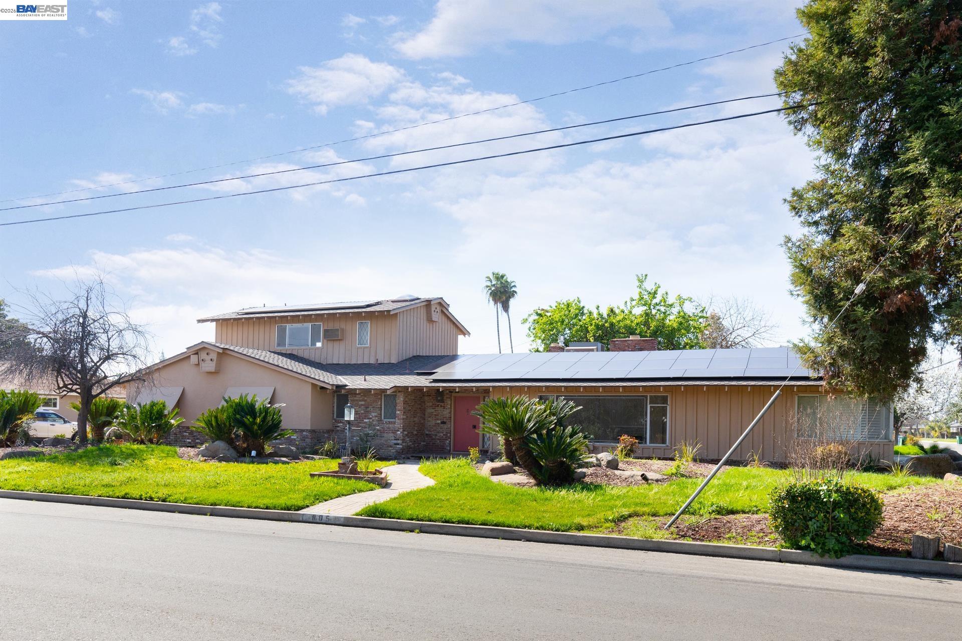 Detail Gallery Image 4 of 60 For 805 Lyon Ave, Sanger,  CA 93657 - 4 Beds | 3/1 Baths
