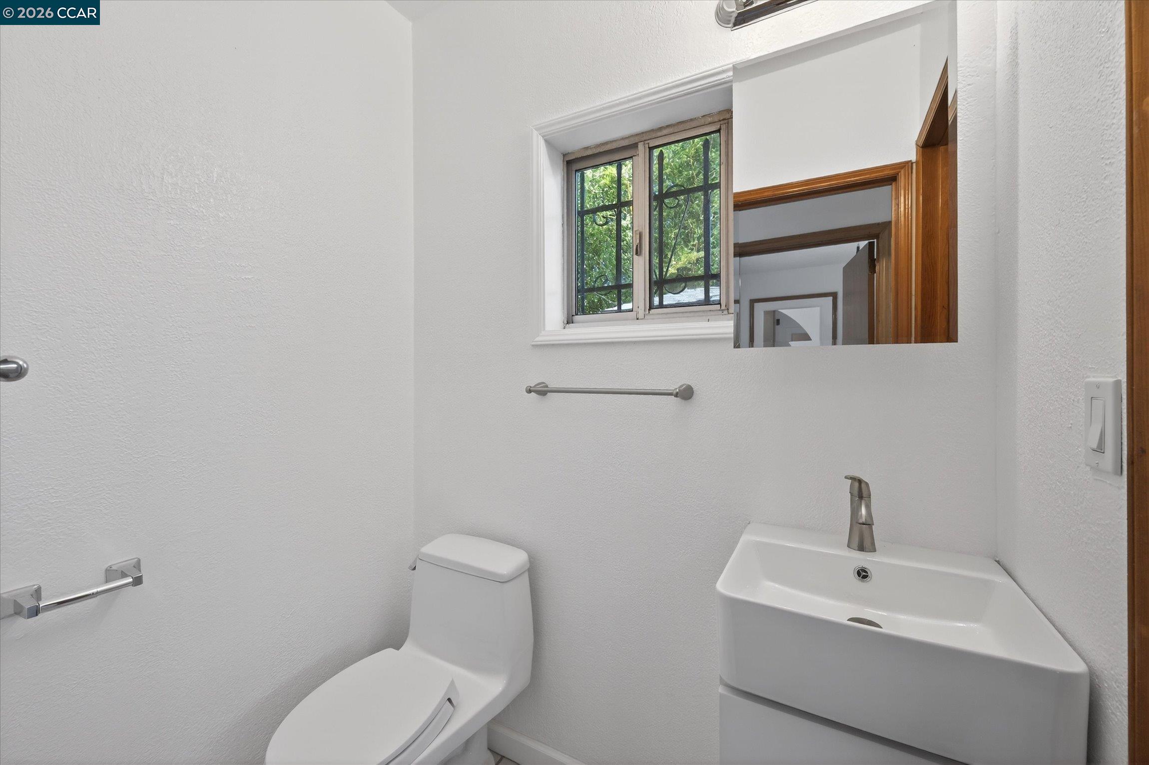 Detail Gallery Image 18 of 33 For 2837 Minna Ave, Oakland,  CA 94619 - 3 Beds | 2 Baths