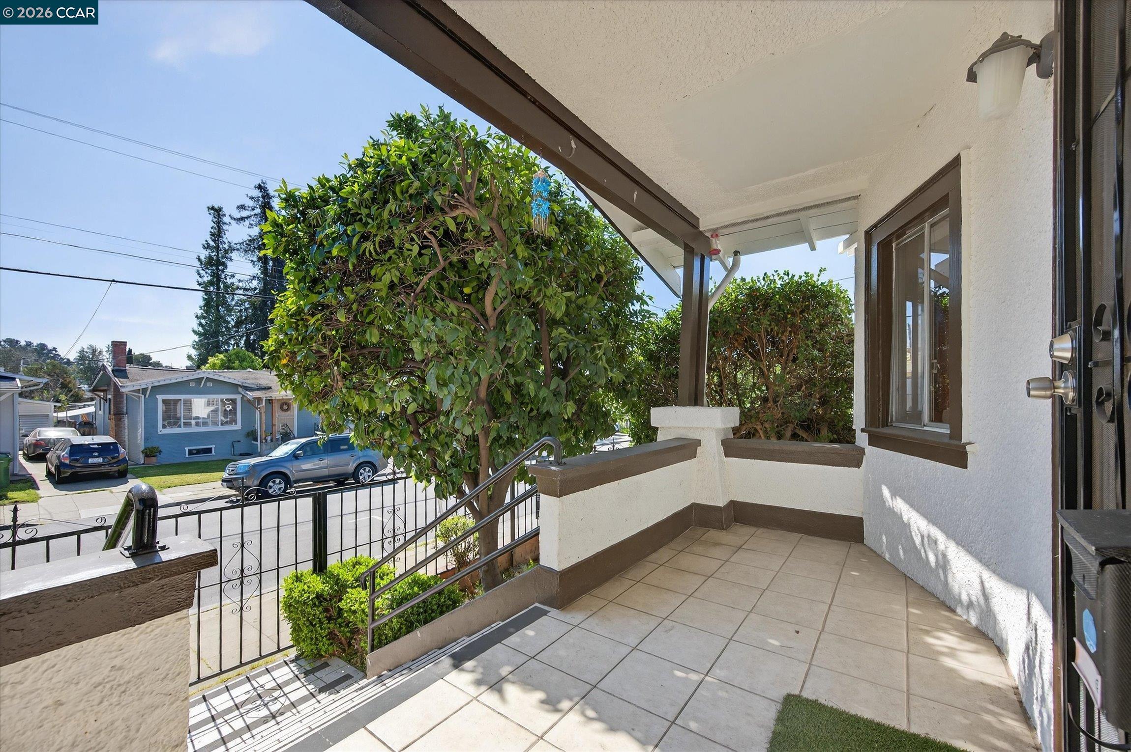 Detail Gallery Image 3 of 33 For 2837 Minna Ave, Oakland,  CA 94619 - 3 Beds | 2 Baths