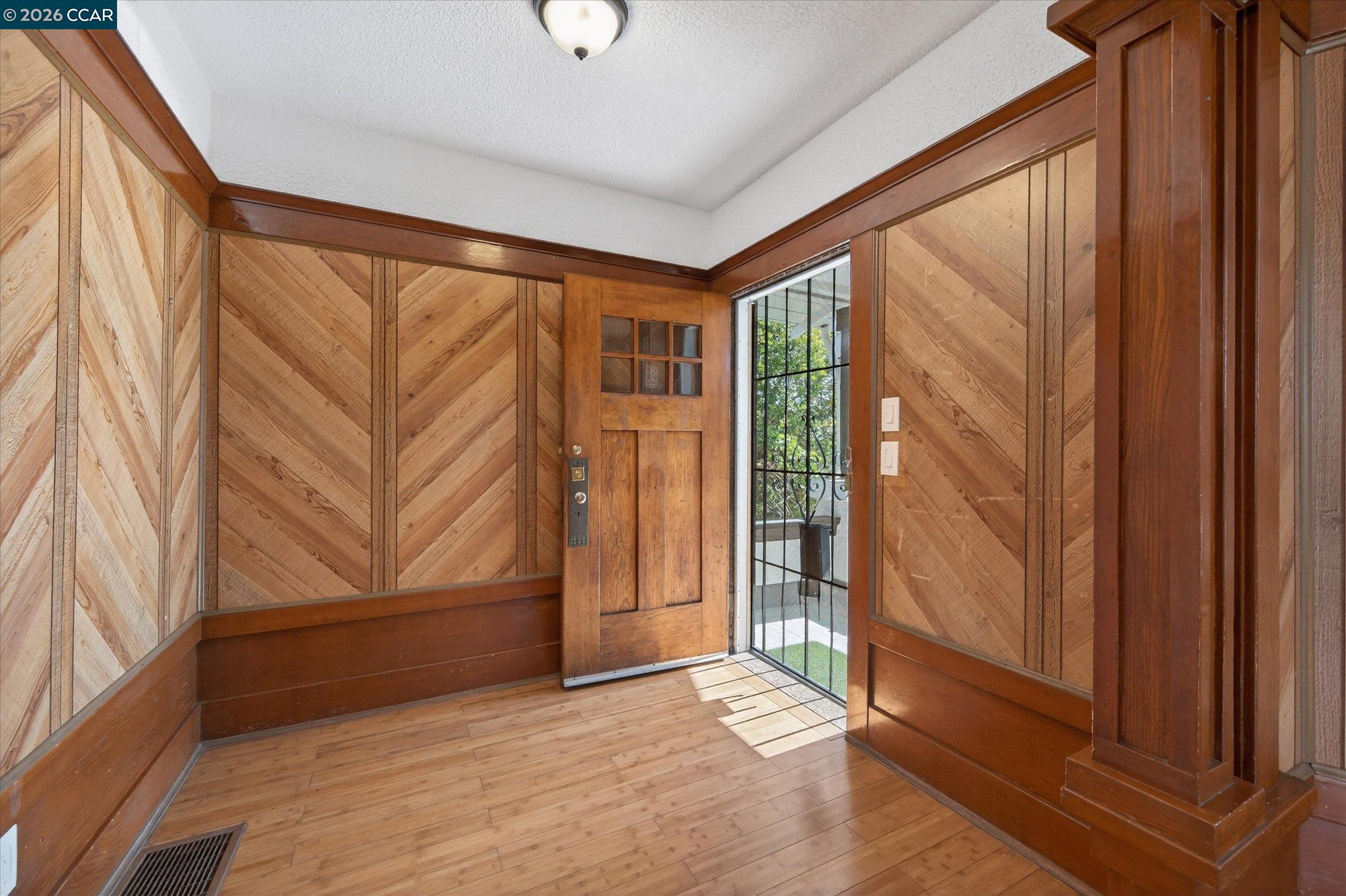 Detail Gallery Image 4 of 33 For 2837 Minna Ave, Oakland,  CA 94619 - 3 Beds | 2 Baths