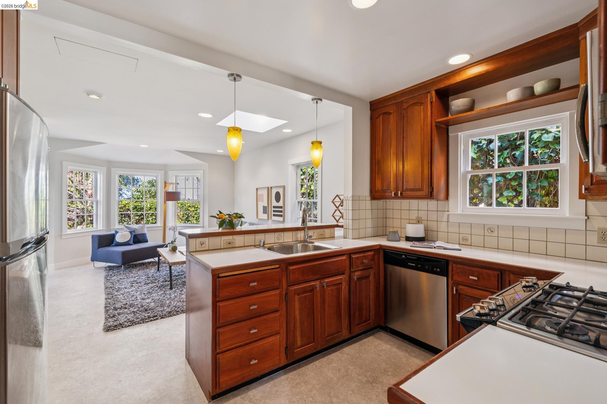 Detail Gallery Image 15 of 44 For 1815 Vine St, Berkeley,  CA 94703 - 3 Beds | 2 Baths