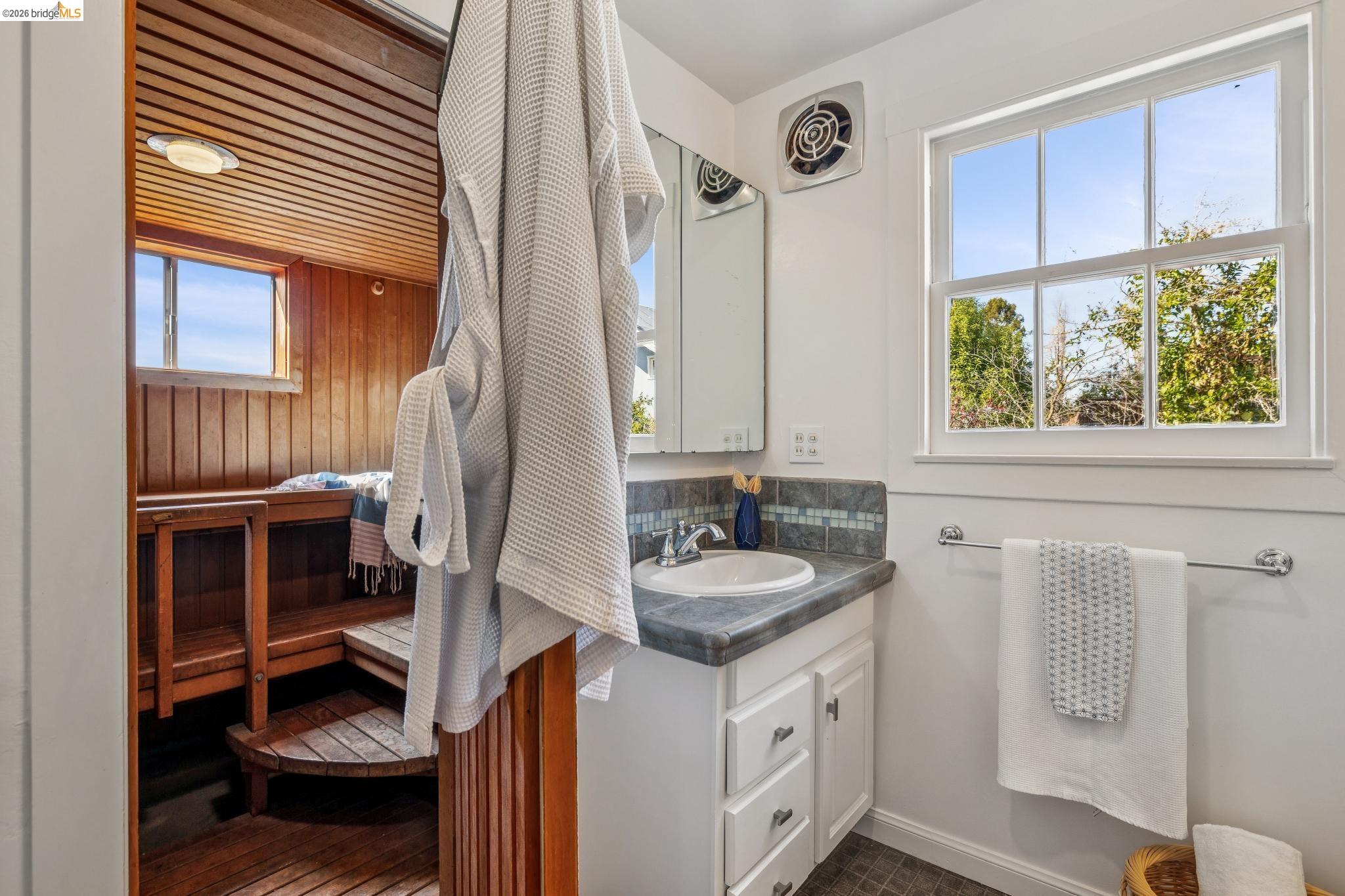 Detail Gallery Image 31 of 44 For 1815 Vine St, Berkeley,  CA 94703 - 3 Beds | 2 Baths