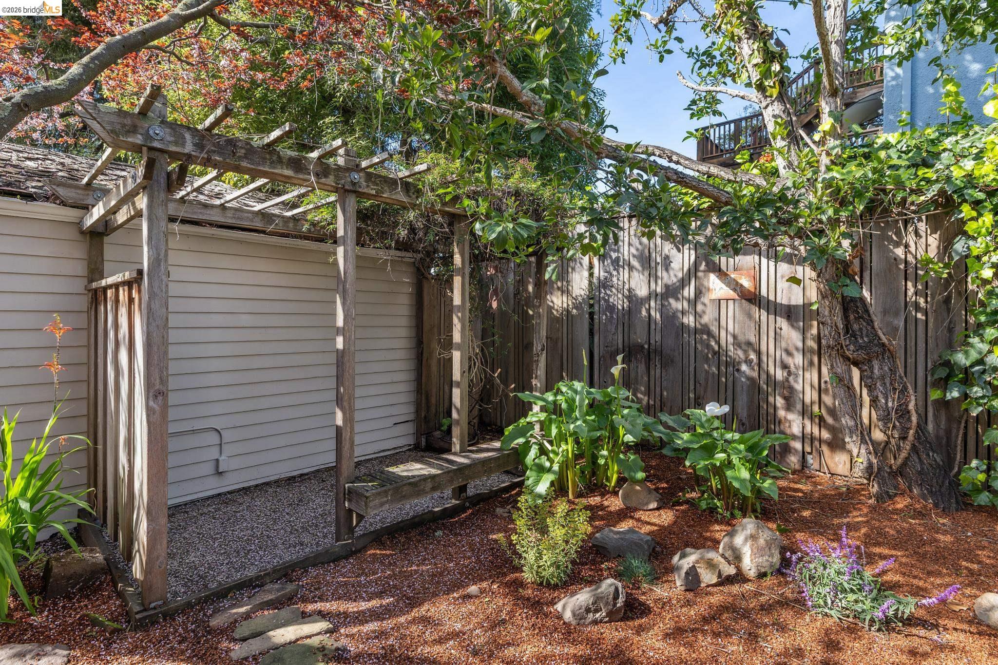 Detail Gallery Image 37 of 44 For 1815 Vine St, Berkeley,  CA 94703 - 3 Beds | 2 Baths