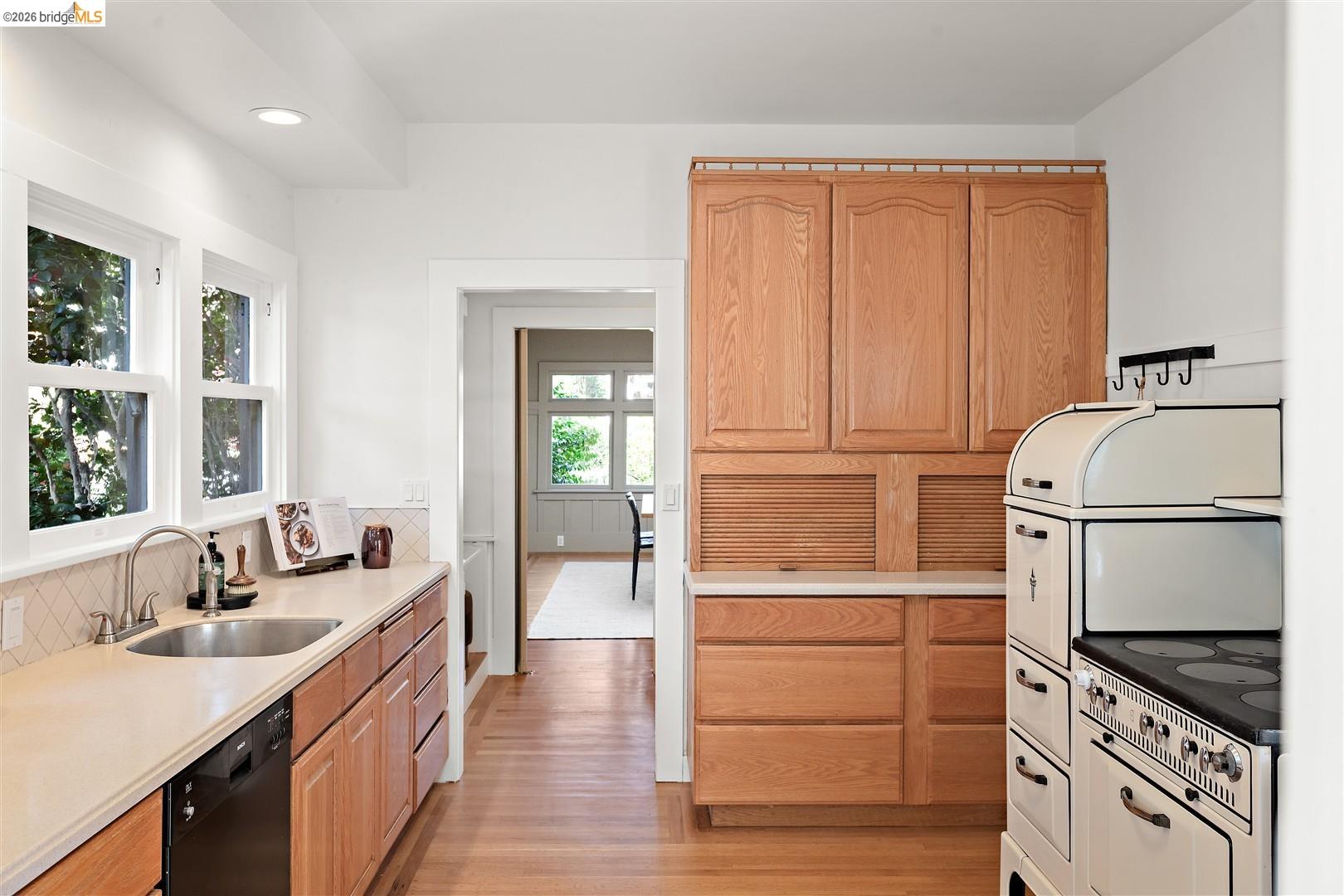 Detail Gallery Image 22 of 60 For 2962 Piedmont Ave, Berkeley,  CA 94705 - 3 Beds | 2/1 Baths